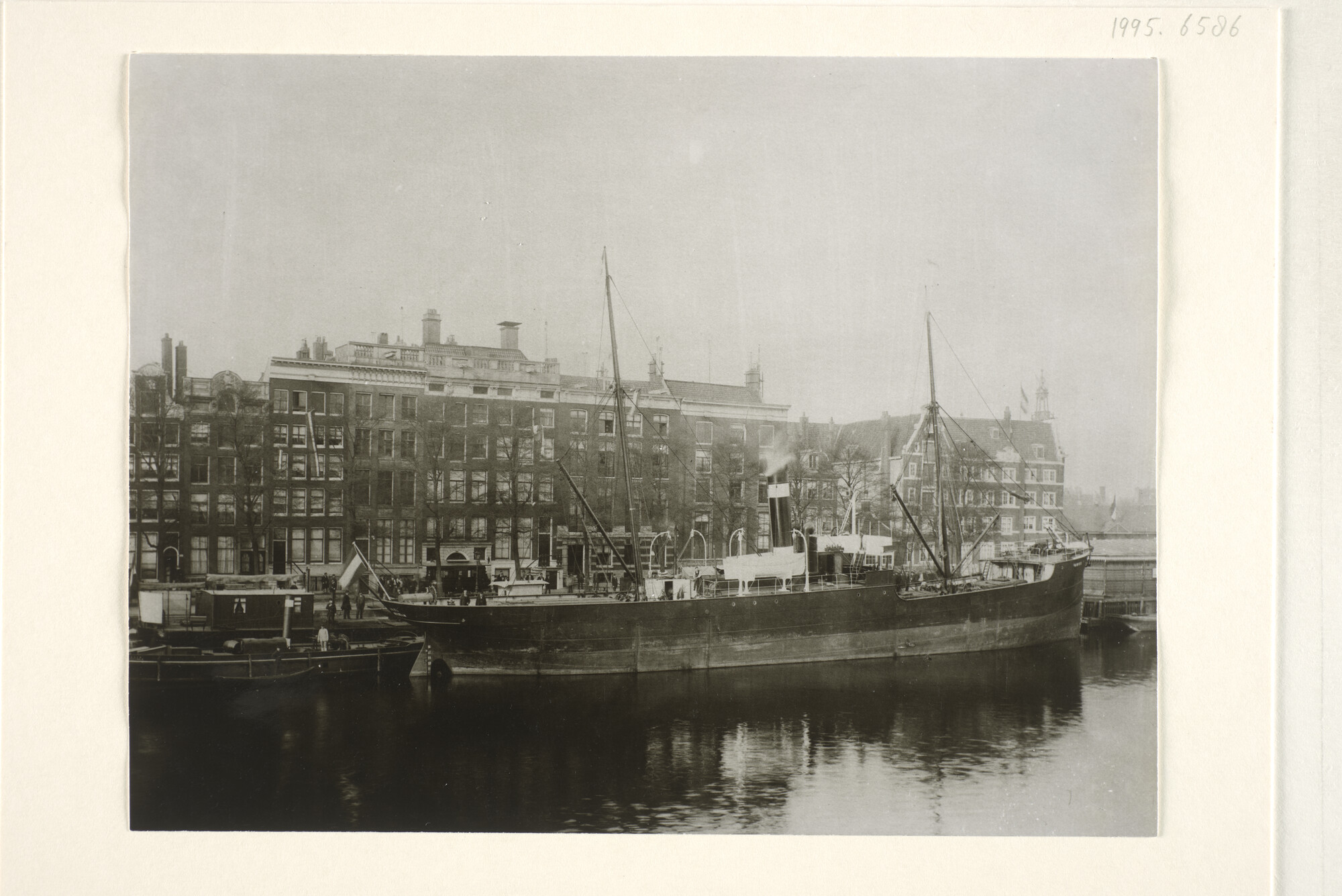 1995.6586; Het vrachtschip ss. Ariël van de KNSM; foto