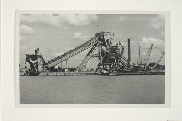 S.5219(12)0564; De emmerbaggermolen 'Oranje Nassau', gebouwd op de ASM-werf voor Swets, Dols & Heuff te Nijmegen (stuurboordaanzicht); fotoreportage