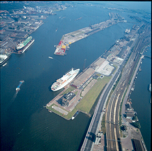 S.9100(6984); Dia van het Noorse cruiseschip 'Royal Viking Sea' van de Royal Viking Line langs de PTA in Amsterdam; diapositief