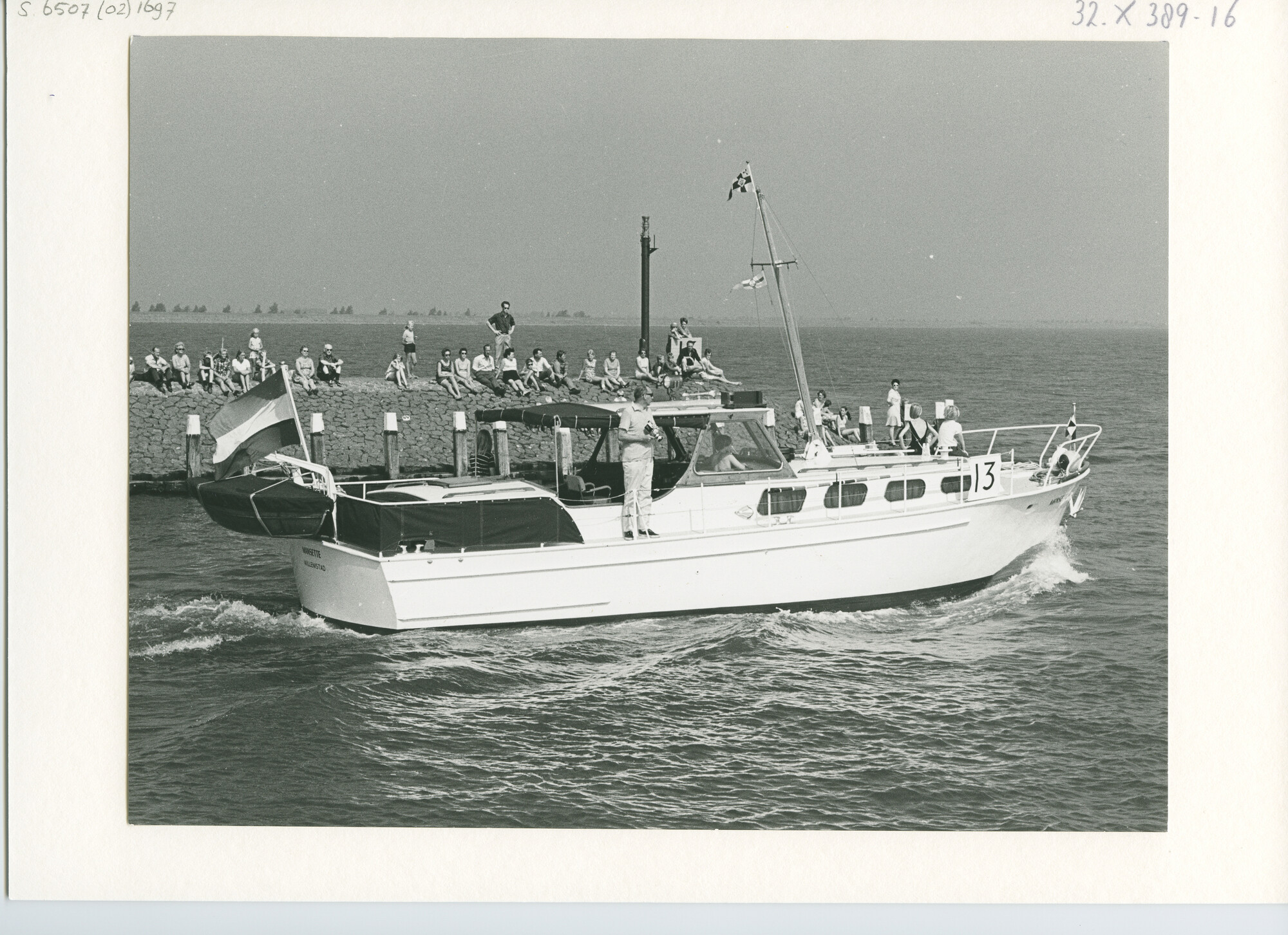 S.6507(02)1697.03; Zwart-wit foto van de deelnemers aan de Pavillon dOr 1969 verlaten Medemblik; foto