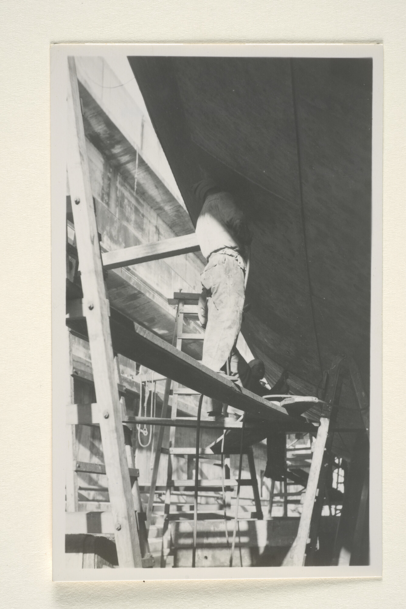 1996.4643; Fotos van het afbikken en deels vervangen van de scheepshuid van de [...]; fotoreportage