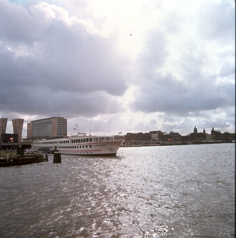 S.9100(7871); Dia van het Duitse Rijn cruiseschip ms. 'Deutschland' van de KD Deutsche Rhein Linien afgemeerd aan de Oostelijke Handelskade bij de PTA in Amsterdam; diapositief