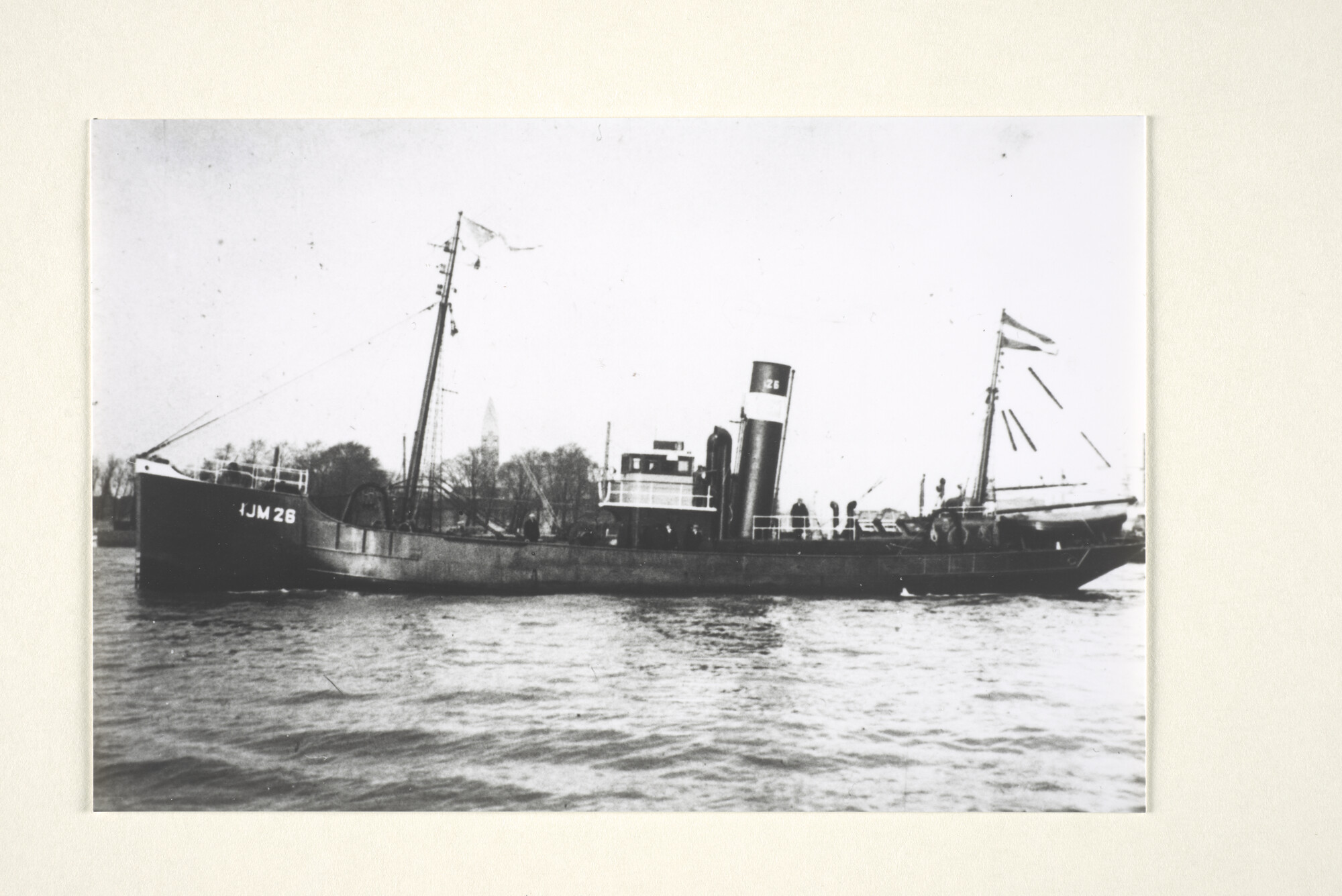 1997.1650; De stoomtrawler 'Caroline' ('IJM 26') van de Algemene Visserij Maatschappij De VEM te IJmuiden, gebouwd in 1930 bij Bon & Mees te Rotterdam; foto