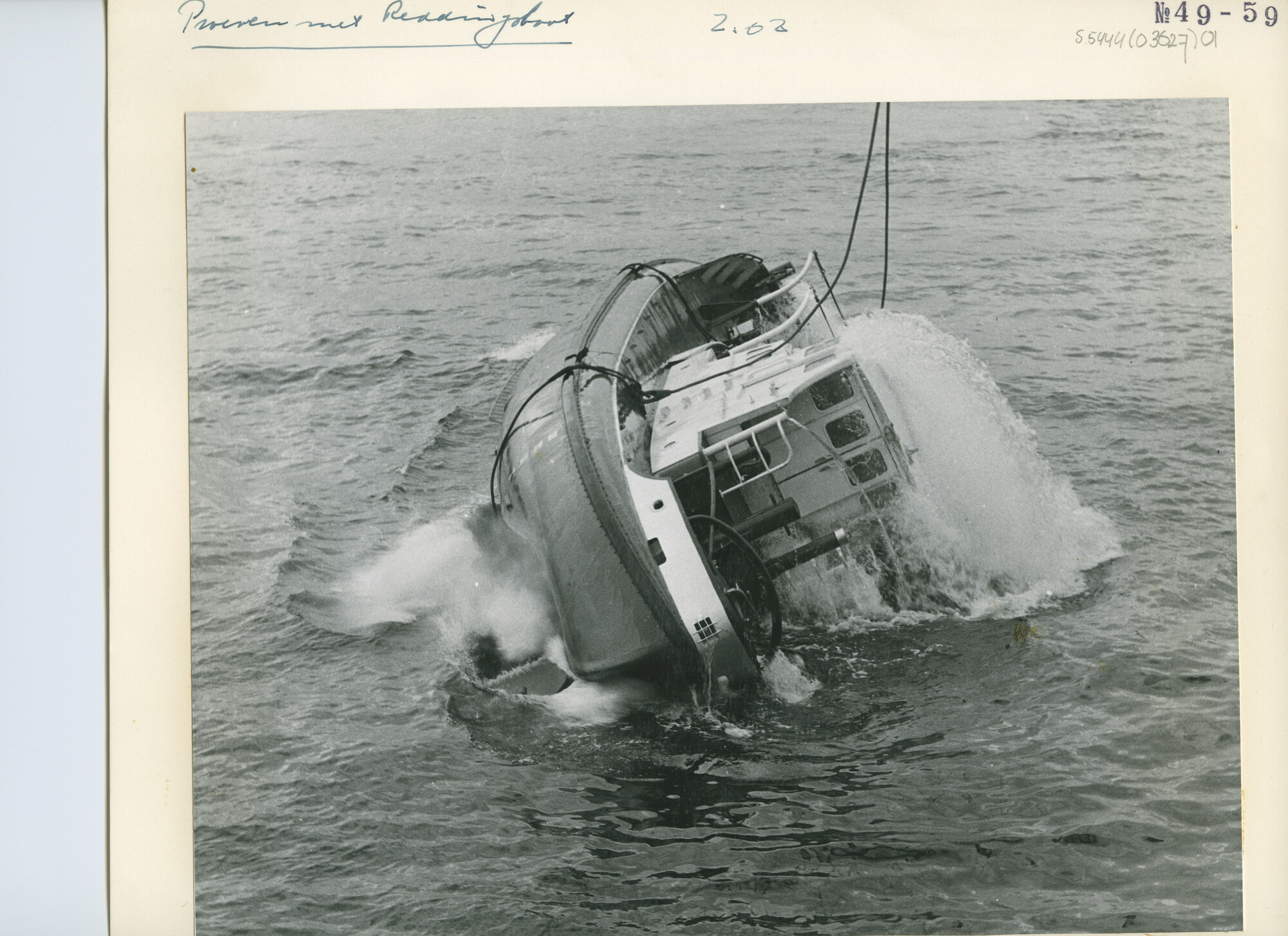 S.5444(3627)1; Kenterproeven met de zelfrichtende motorreddingboot Carlot van de KNZHRM; foto