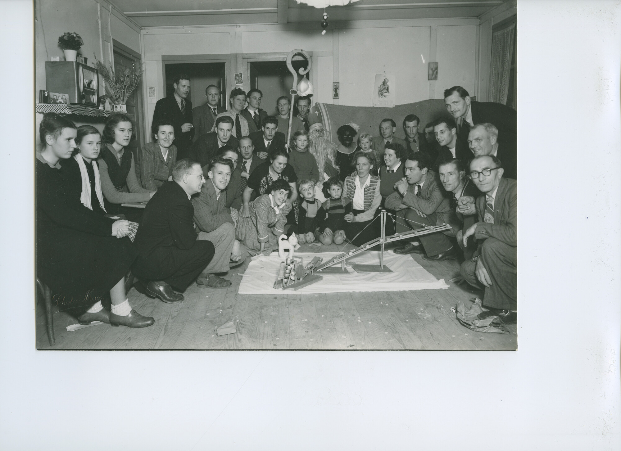 S.5621(01)0131; Foto van het feest van Sinterklaas.; foto