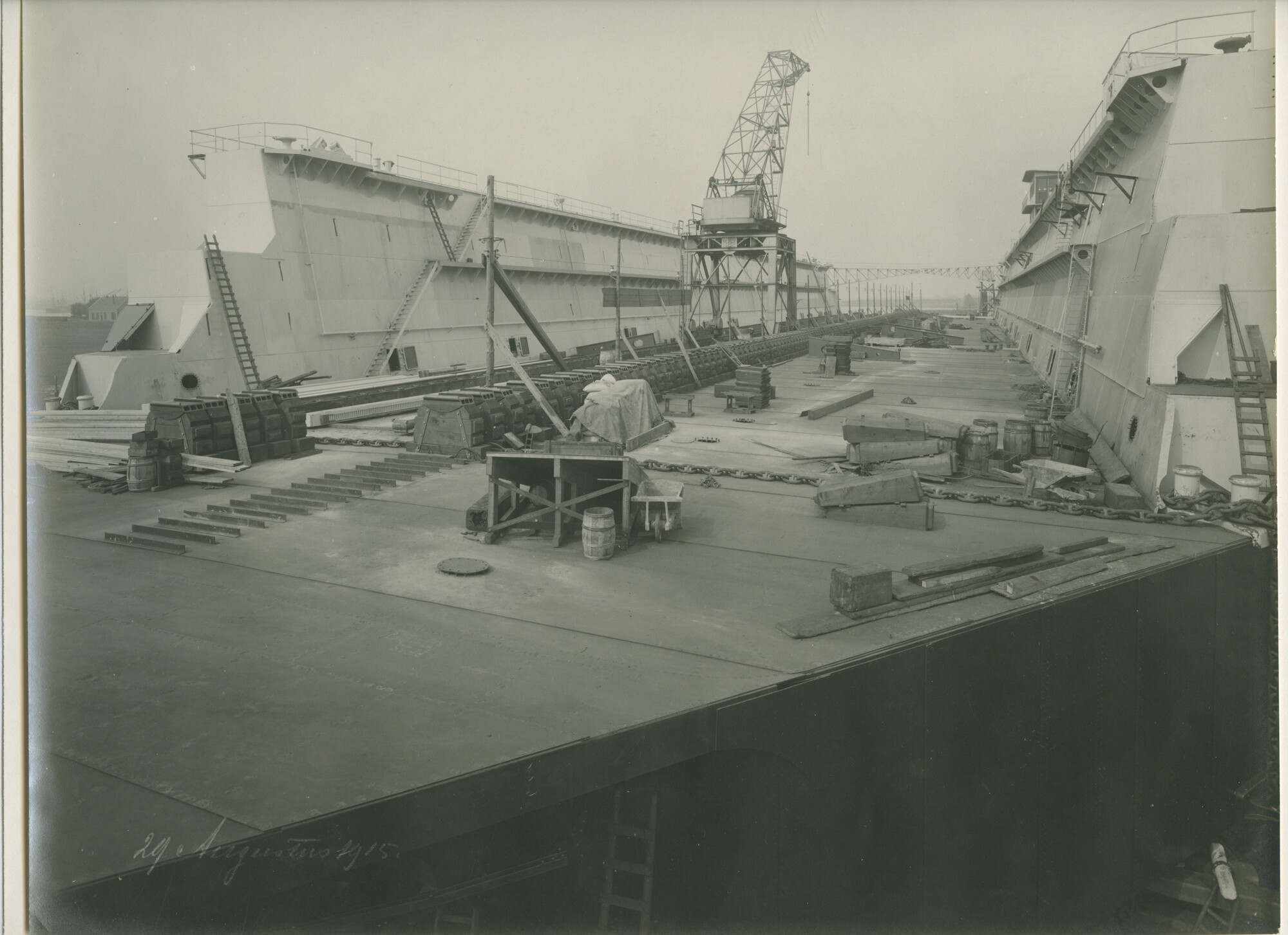 S.5444(0436)5; Foto van het drijvende droogdok Wilhelmina, vlak voor de tewaterlating; foto
