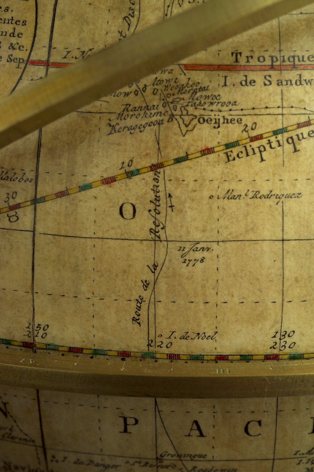 A.0145(025)22; Aardglobe van 31 cm. in doorsnede vervaardigd door Cornelis Covens en gegraveerd door Cornelis van Baarsel, met ringen gemonteerd rond de globe; globe