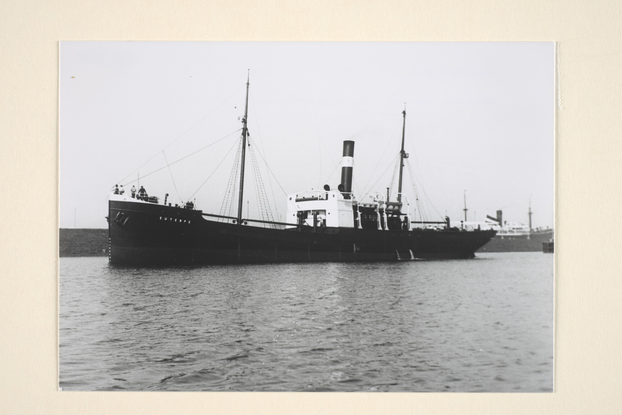 1995.6683; Het vrachtschip ss. 'Euterpe' van de KNSM varende in het Noordzeekanaal; foto