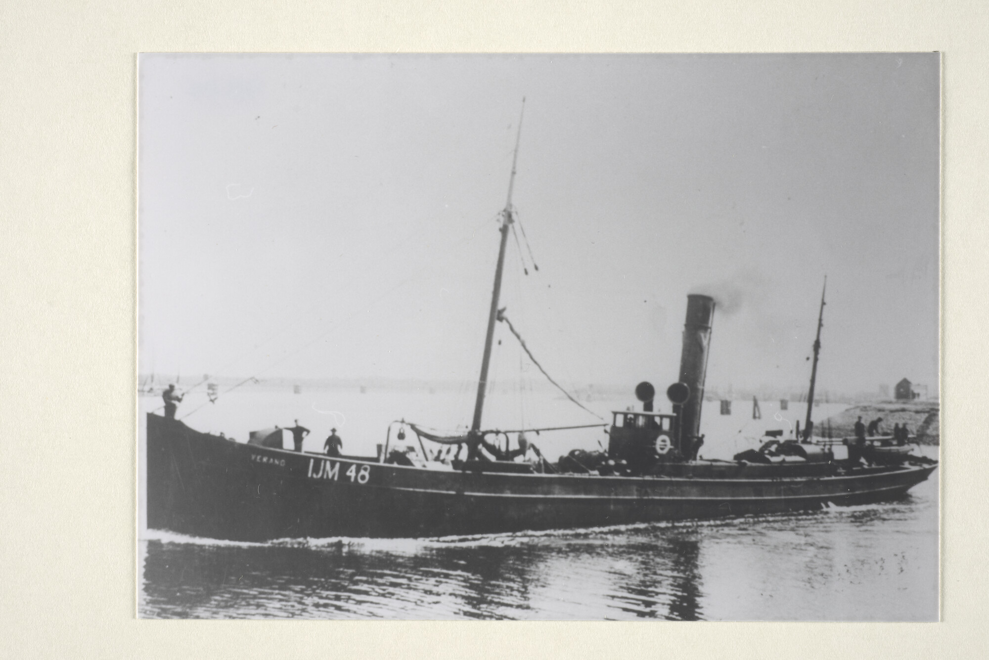 1997.1746; De stoomtrawler Verano (IJM 48, ex- Holland VI) van de Visserij Maatschappij Noorderlicht uit IJmuiden, gebouwd in 1896 bij de J. Duthie & Sons Ltd; foto