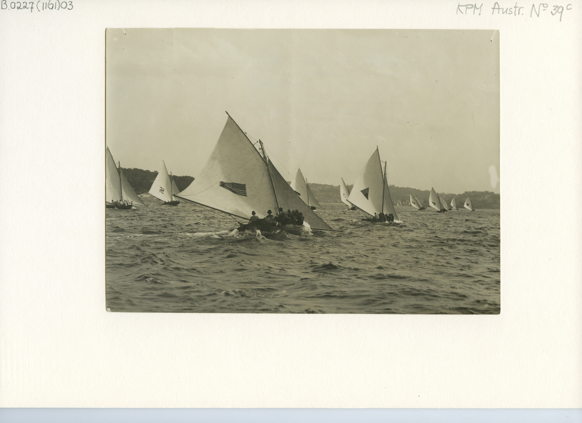 B.0227(1161)03; Foto van de internationale zeilwedstrijden 15 ft boats in Sydney Harbour (New South Wales) [...]; foto