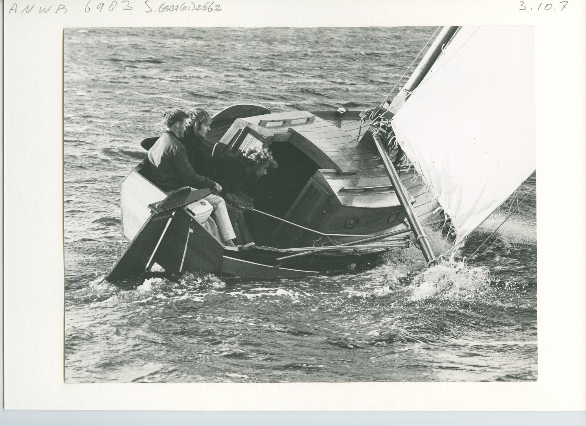 S.6507(01)2662; Achteraanzicht van de kuip van een kajuitschouw die voor de wind zeilt; foto