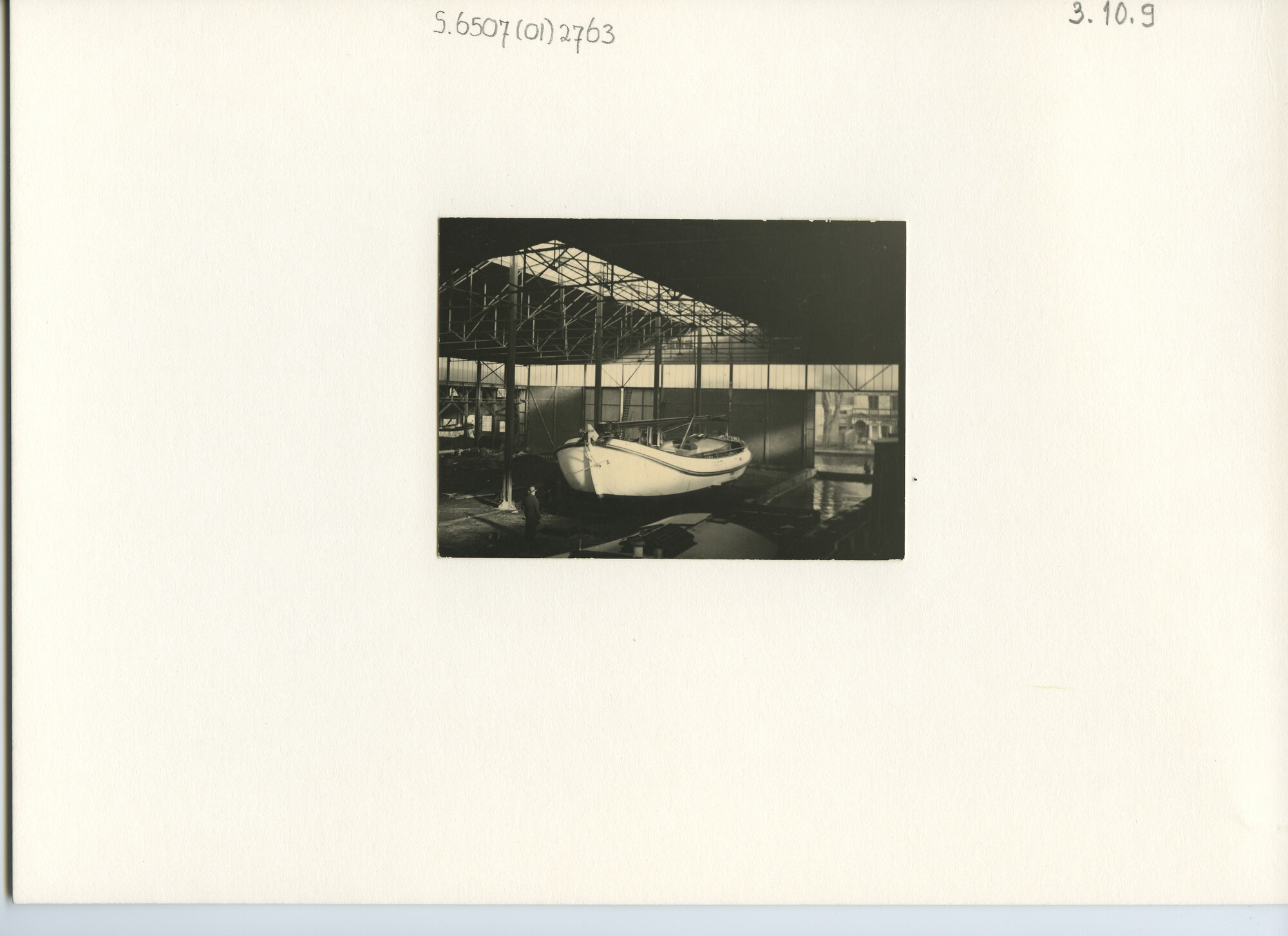 S.6507(01)2763; Een witgeschilderde Lemsteraak in een bouwloods van de scheepswerf G. de Vries Lentsch jr. te Amsterdam; foto