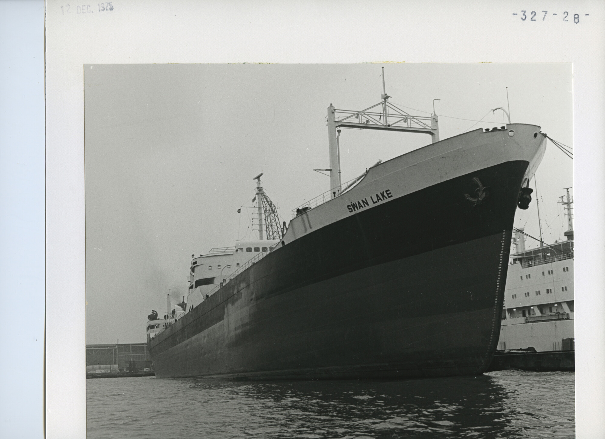 S.5444(5820)1; Foto van de tanker Swan Lake aan een reparatiekade van de NDSM; foto