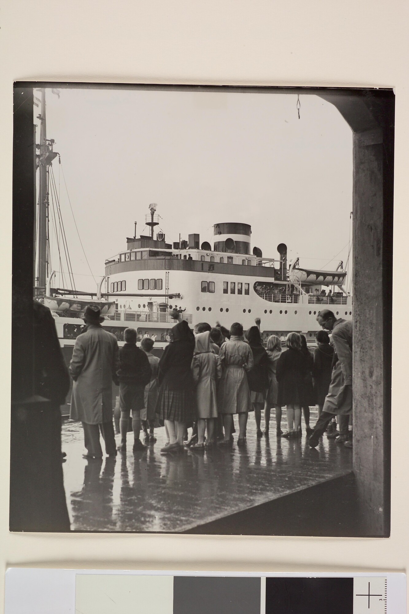 S.6408(0960); Kinderen (en enkele ouders) zwaaien het passagiersschip Willemstad van de KNSM; foto