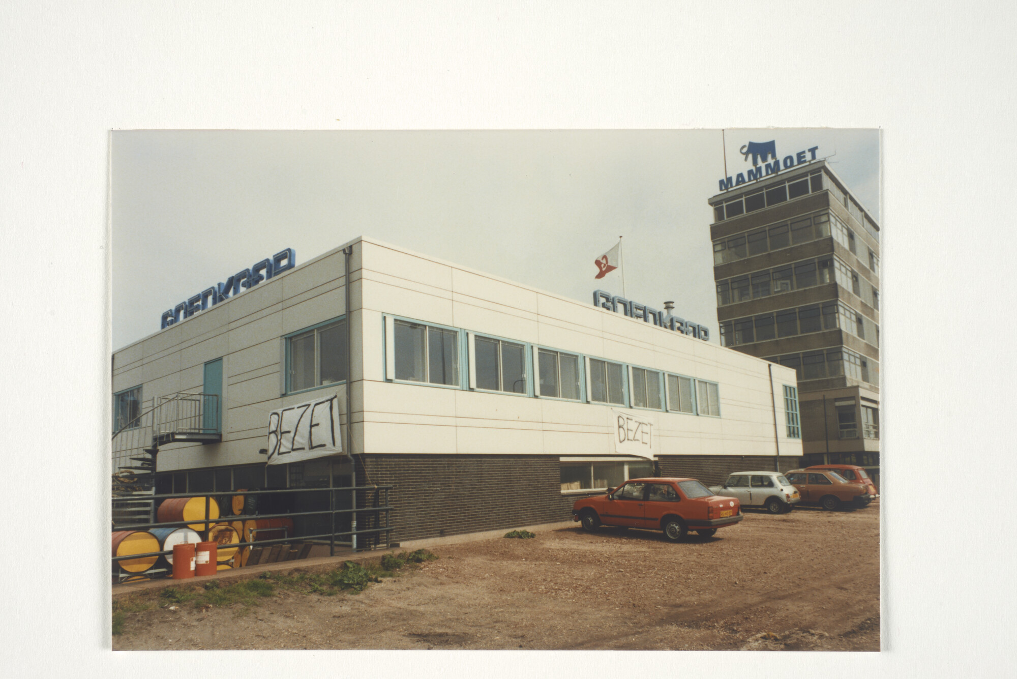 2001.1686; Bezetting van het kantoor aan de Westerdoksdijk door het personeel van [...]; fotoreportage