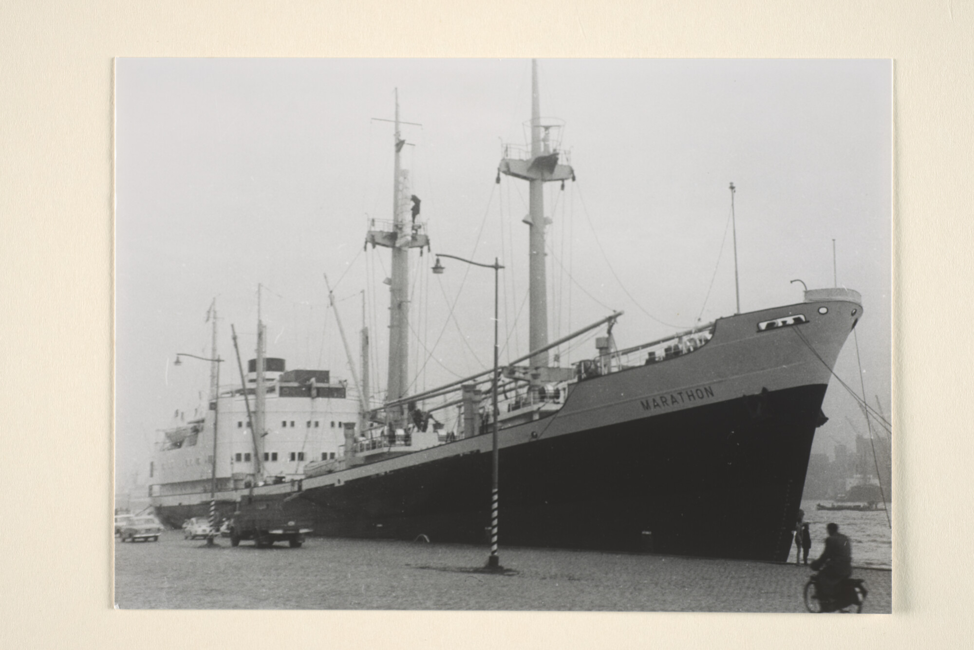1995.6870; Het vrachtschip ms. 'Marathon' van de KNSM ligt aan de Parkkade te Rotterdam; foto