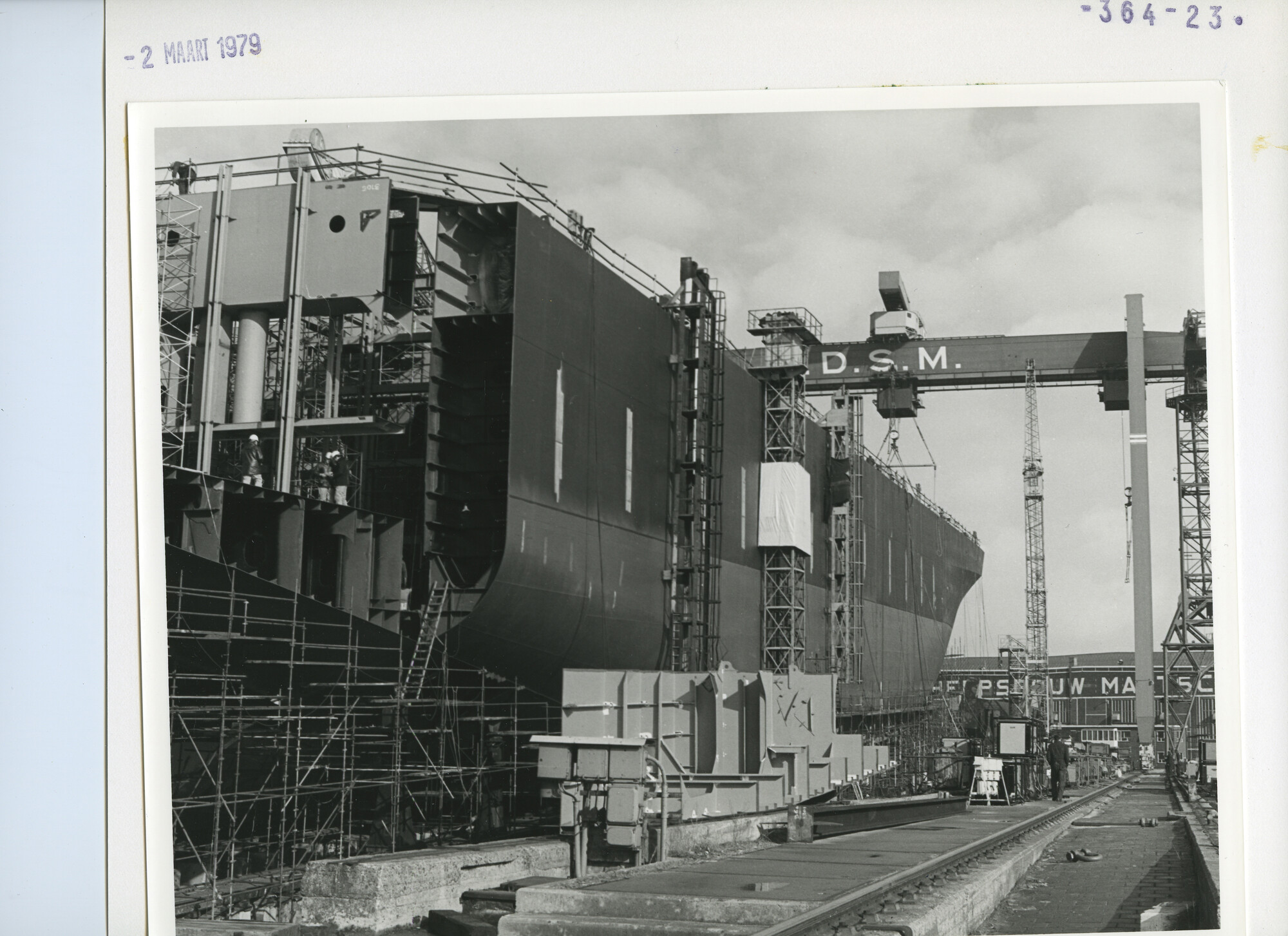 S.5444(6079)08; Foto van het containerschip ms. Incotrans Speed in aanbouw op helling II/III van de NDSM; foto