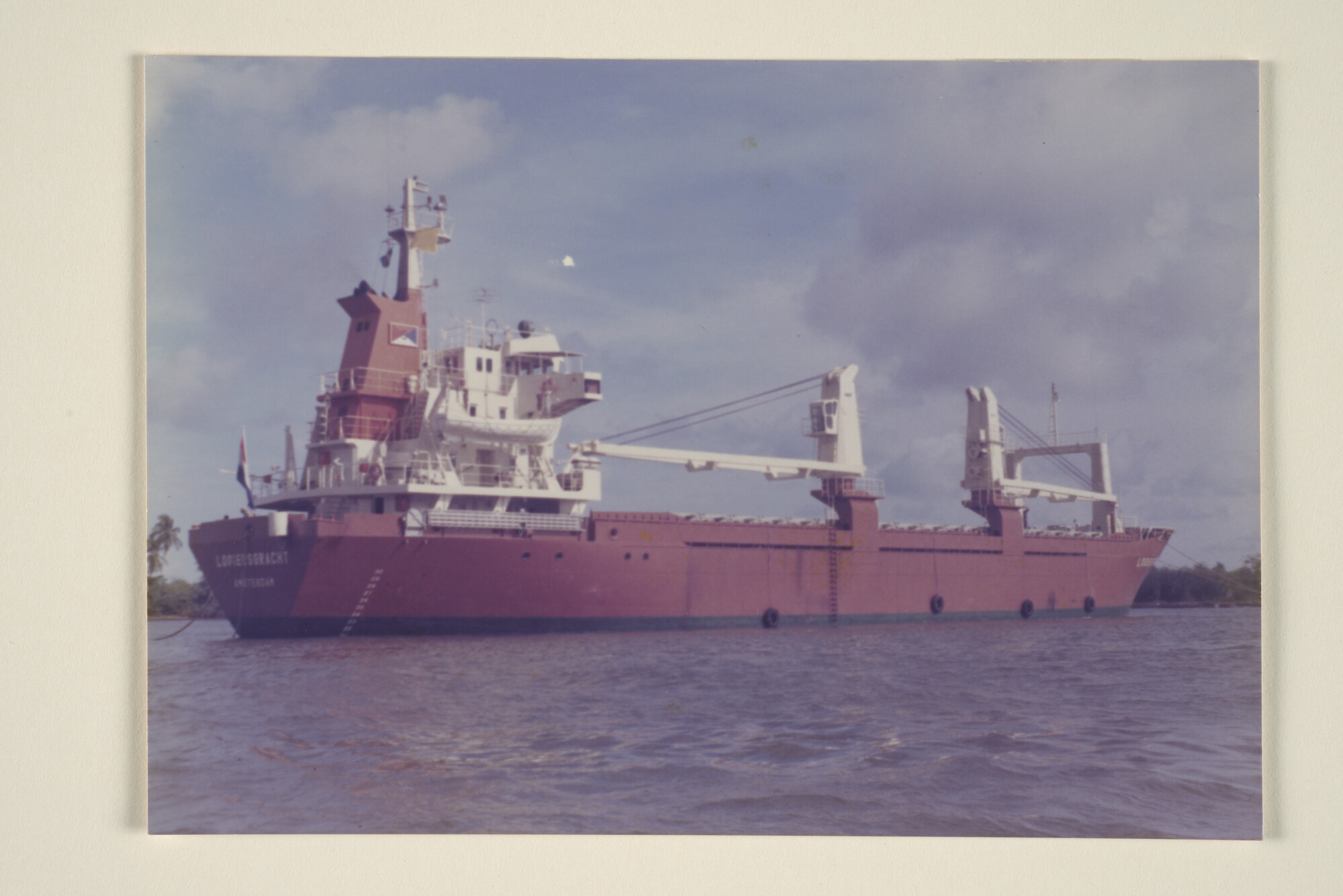 1996.1073; De coaster ms. Looiersgracht van Spliethoff's Bevrachtingskantoor in een baai; foto