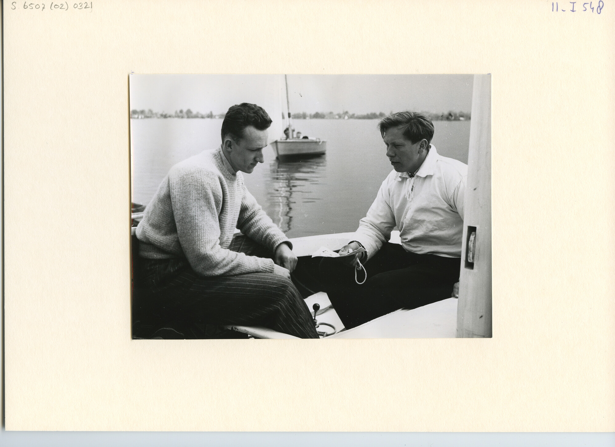 S.6507(02)0321.01; Zwart-wit foto van gesprek tussen Paul Elvström (rechts) en B. Schwarz tijdens de Goudse Zeilweek 1966; foto