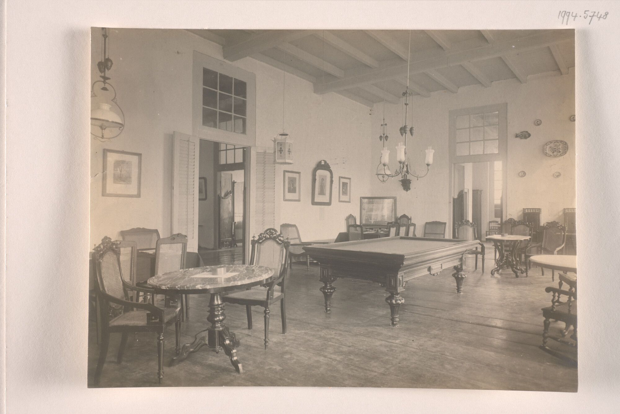 1994.5748; Fotos van de omgeving en interieurfotos van het Paketvaarthuis in Batavia; fotoreportage