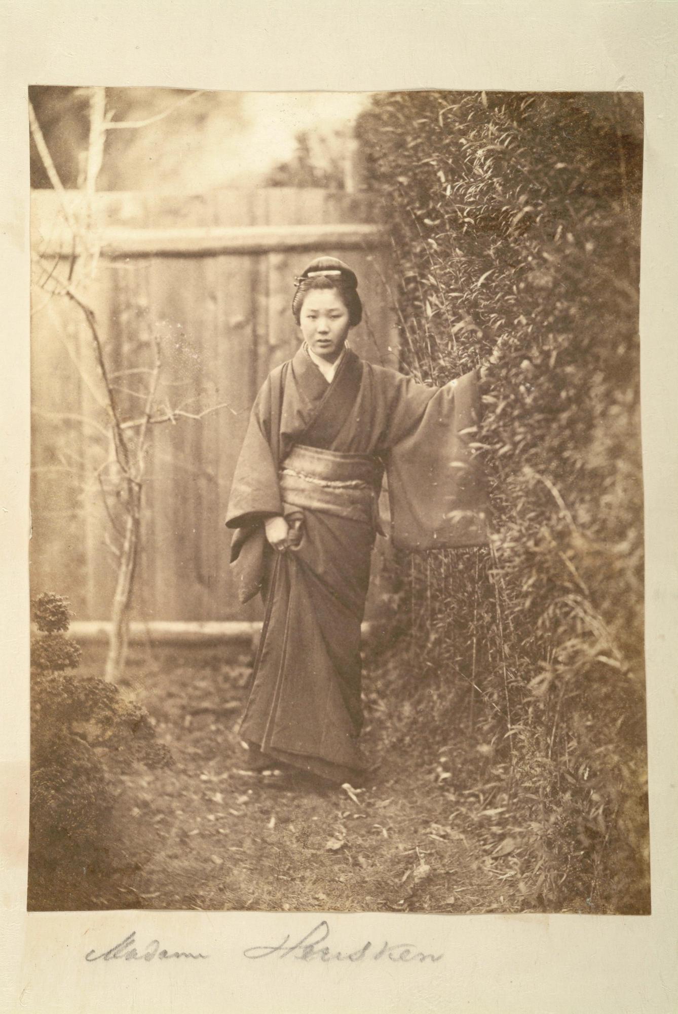 S.3628(02); Album nr. 1 uit een serie van drie van de Nederlandse consul in Japan Dirk de Graeff van Polsbroek; fotoalbum