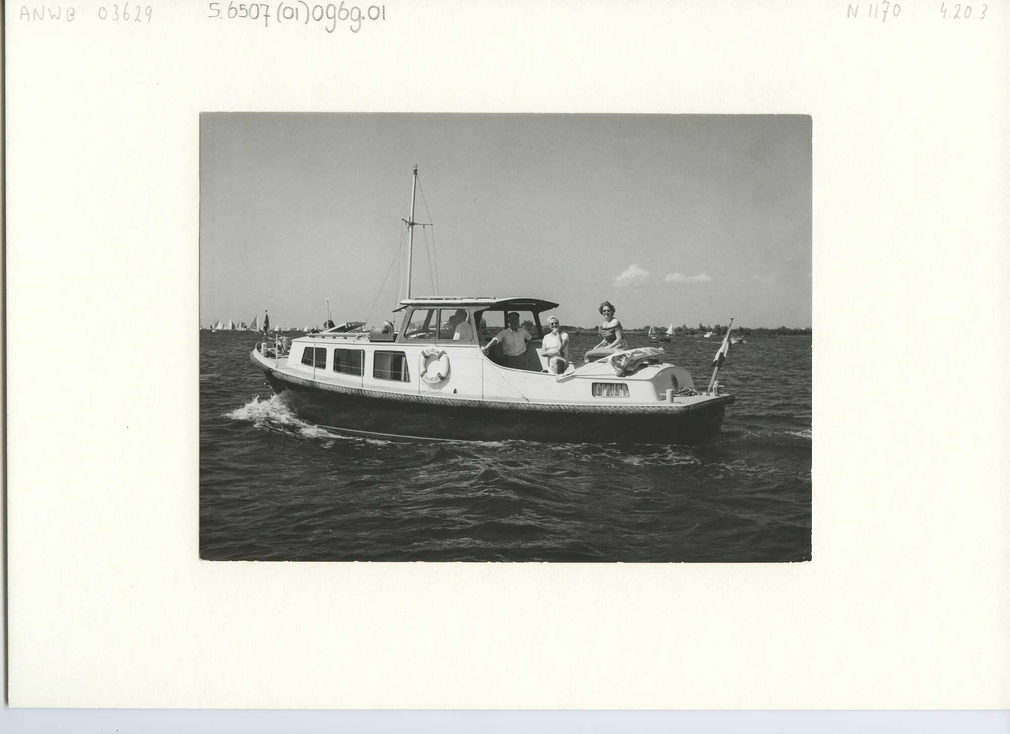 S.6507(01)0969.01; Foto van de circa 10 meter lange kajuitmotorvlet 'De vrouw Guurtje' van de heer Dragt op de Westeinderplassen.; foto