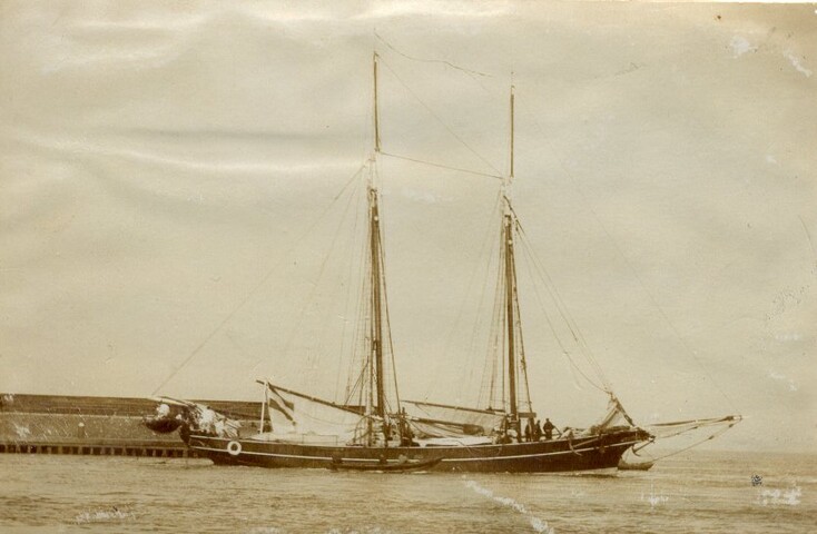 1994.6440; De gaffelschoener Hr.Ms. Argus, tijdens het hijsen van de zeilen, bij het [...]; foto