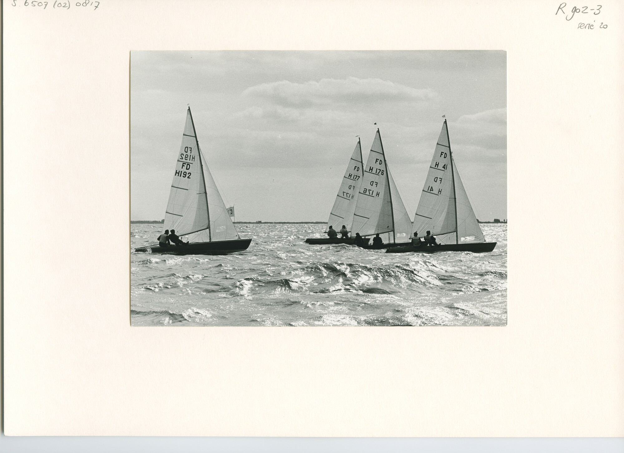 S.6507(02)0817.01; Zwart-wit foto van het Nederlands Kampioenschap FD op het IJsselmeer voor Medemblik; foto