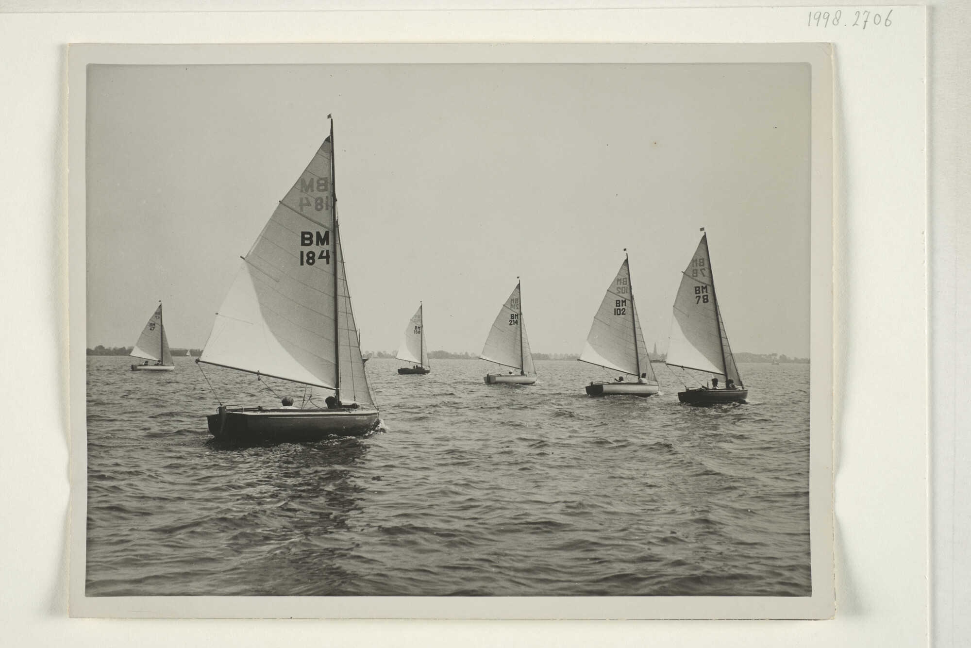 1998.2706; Zeilwedstrijden van de Bergummermeer-klasse op de Westeinderplassen; foto