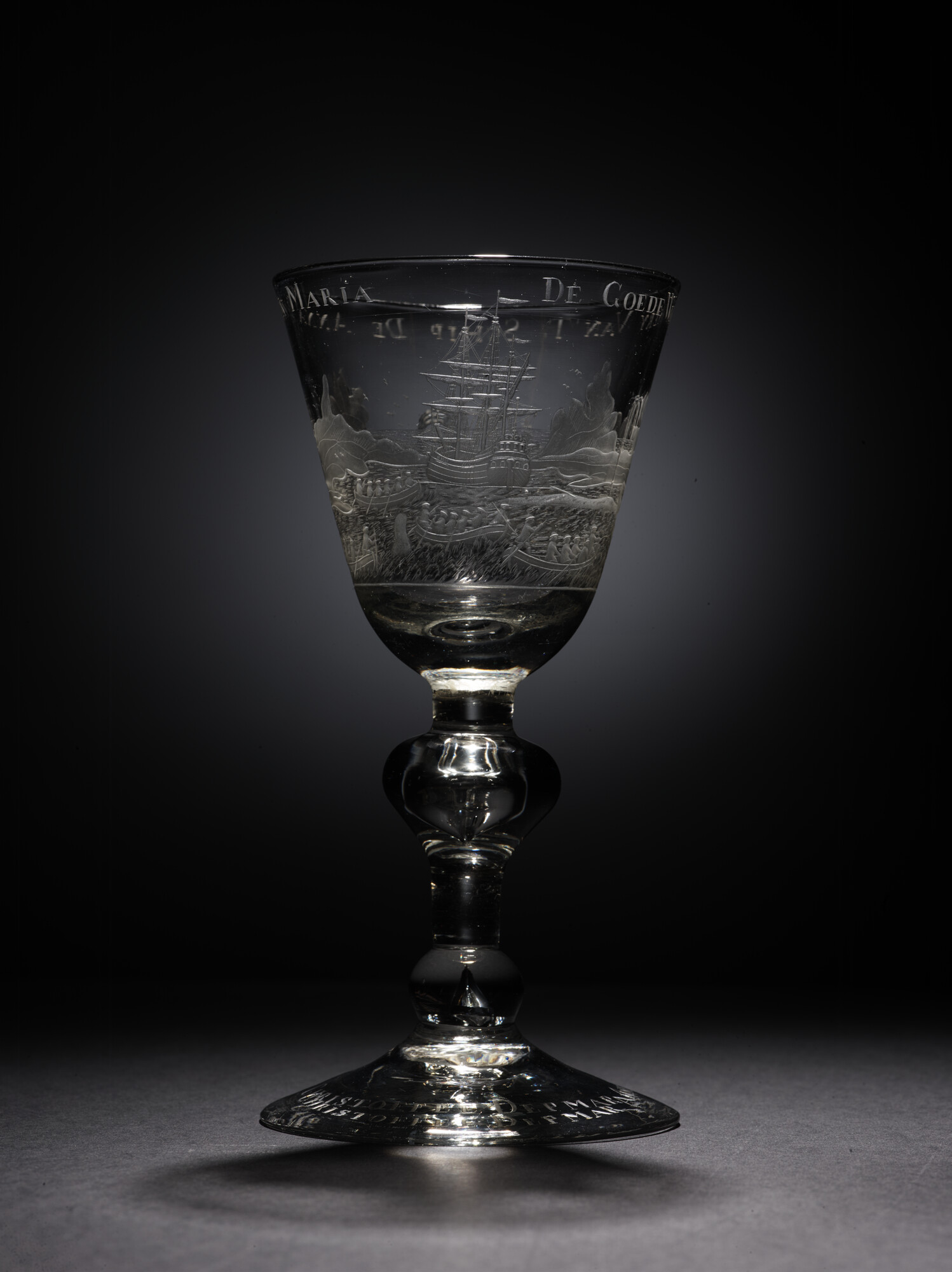 2020.0003; Bokaal met radgravure van een voorstelling van de walvisvaart en opschrift 'De goede visserij van 't schip de Anna en Maria'; drinkglas