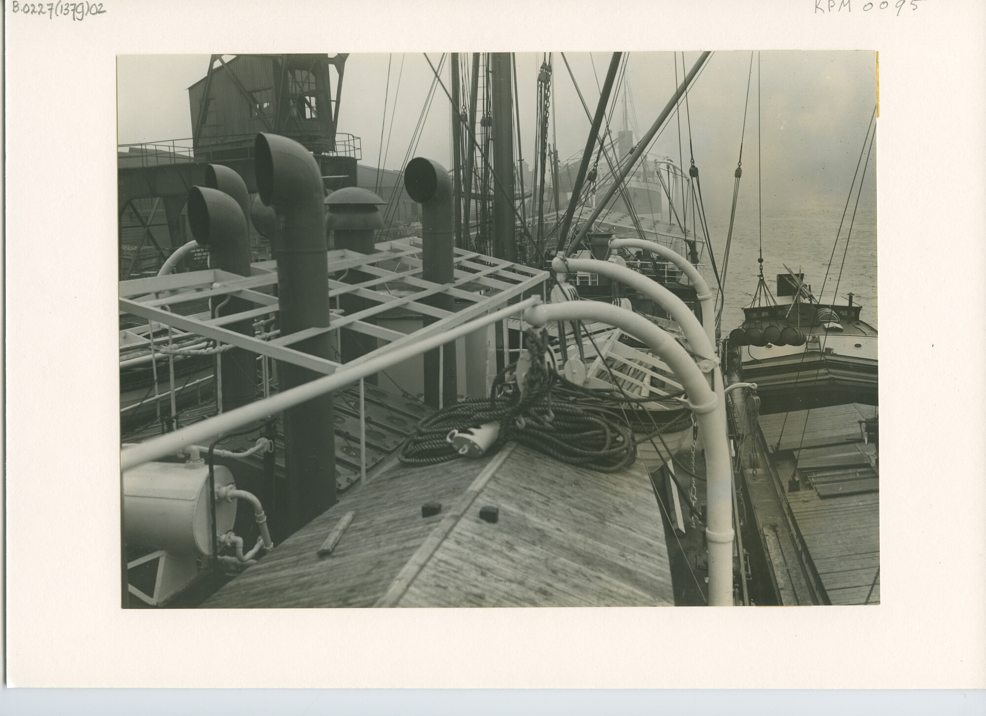 B.0227(1379)02; Foto genomen a/b ss. Sigli voor het vertrek naar Indië; foto
