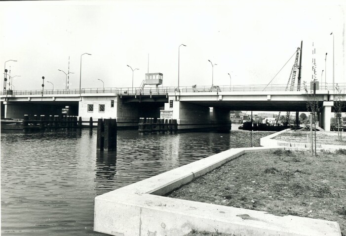 S.5219(12)0551; Fotos van de nieuwe verkeersbrug voor Rijksweg no. 1 bij Muiden gebouwd door de ASM; fotoreportage