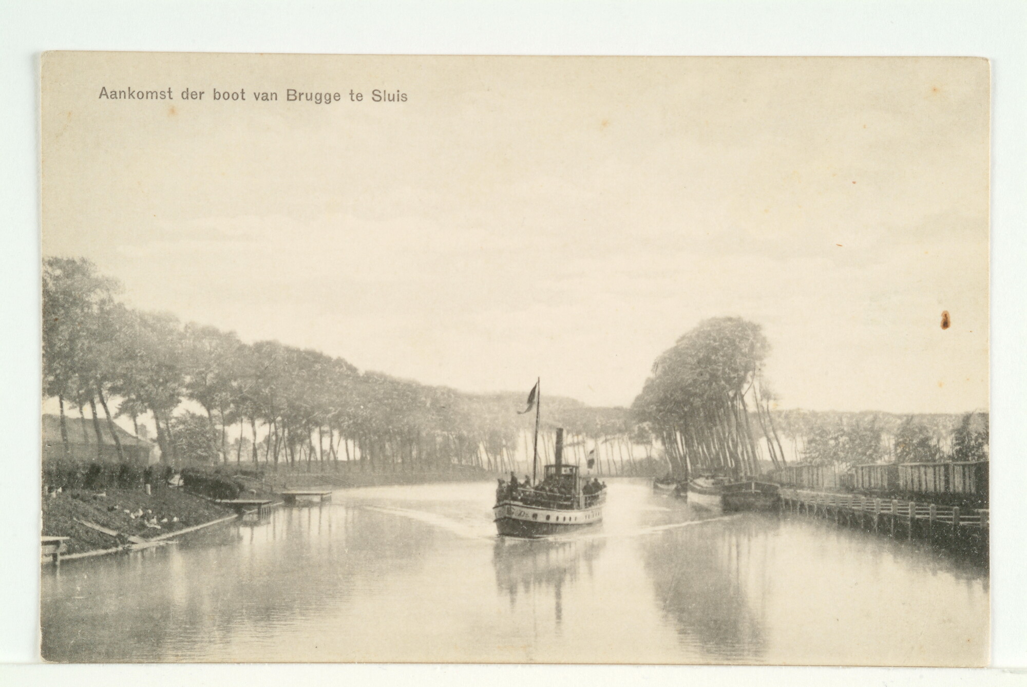 2003.1078; Aankomst der boot van Brugge te Sluis; prentbriefkaart