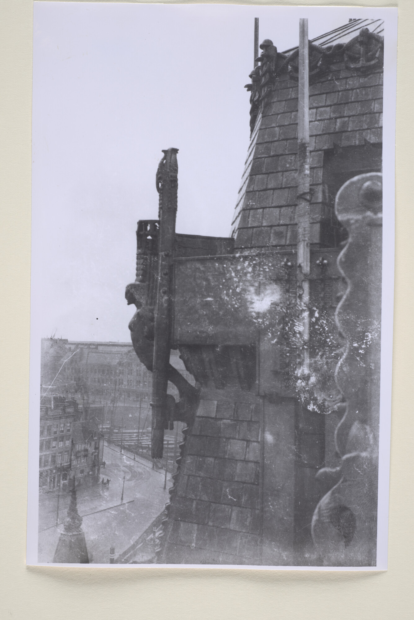 1994.5721 b; Detailfoto's van de ornamenten aan de buitenkant van het 'Het Scheepvaarthuis' te Amsterdam (Gebouwd naar het ontwerp van J.M. van der Mey [...]; fotoreportage
