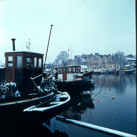 S.9100(4530); Dia (sfeerfoto) besneeuwde schuiten in de Zandhoek; diapositief