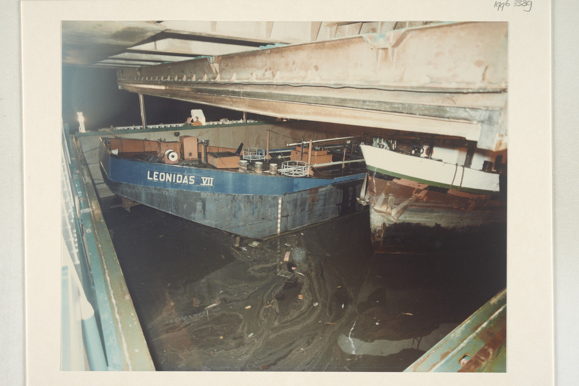 1996.3389; Avondopnames van het klaarmaken voor transport met een dokschip van de binnenvaarttankers ms. 'Leonidas VII' van Leonidas Tankvaart BV; fotoreportage