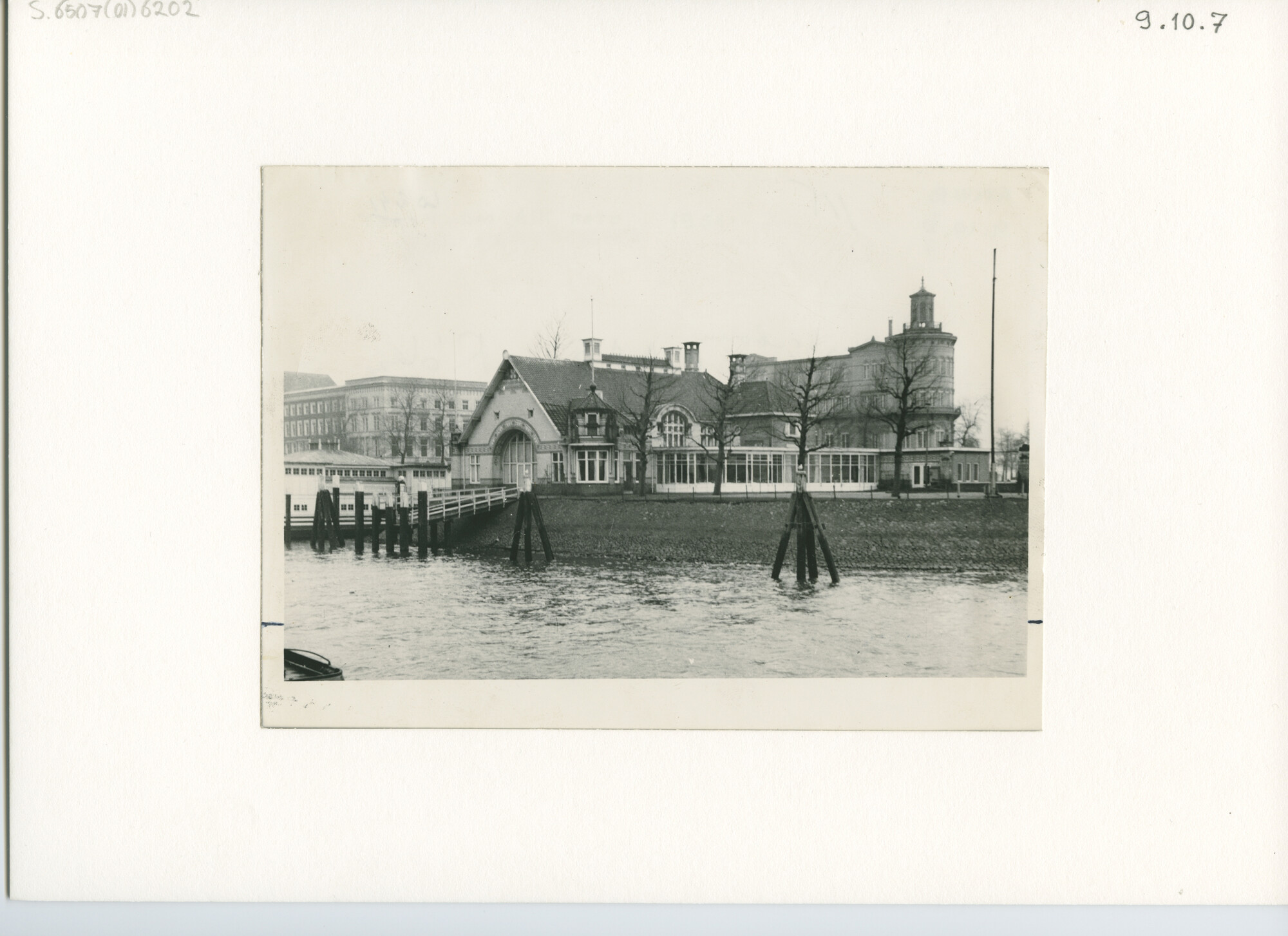 S.6507(01)6202; Foto van clubgebouw K.R.Z.V. de Maas; foto