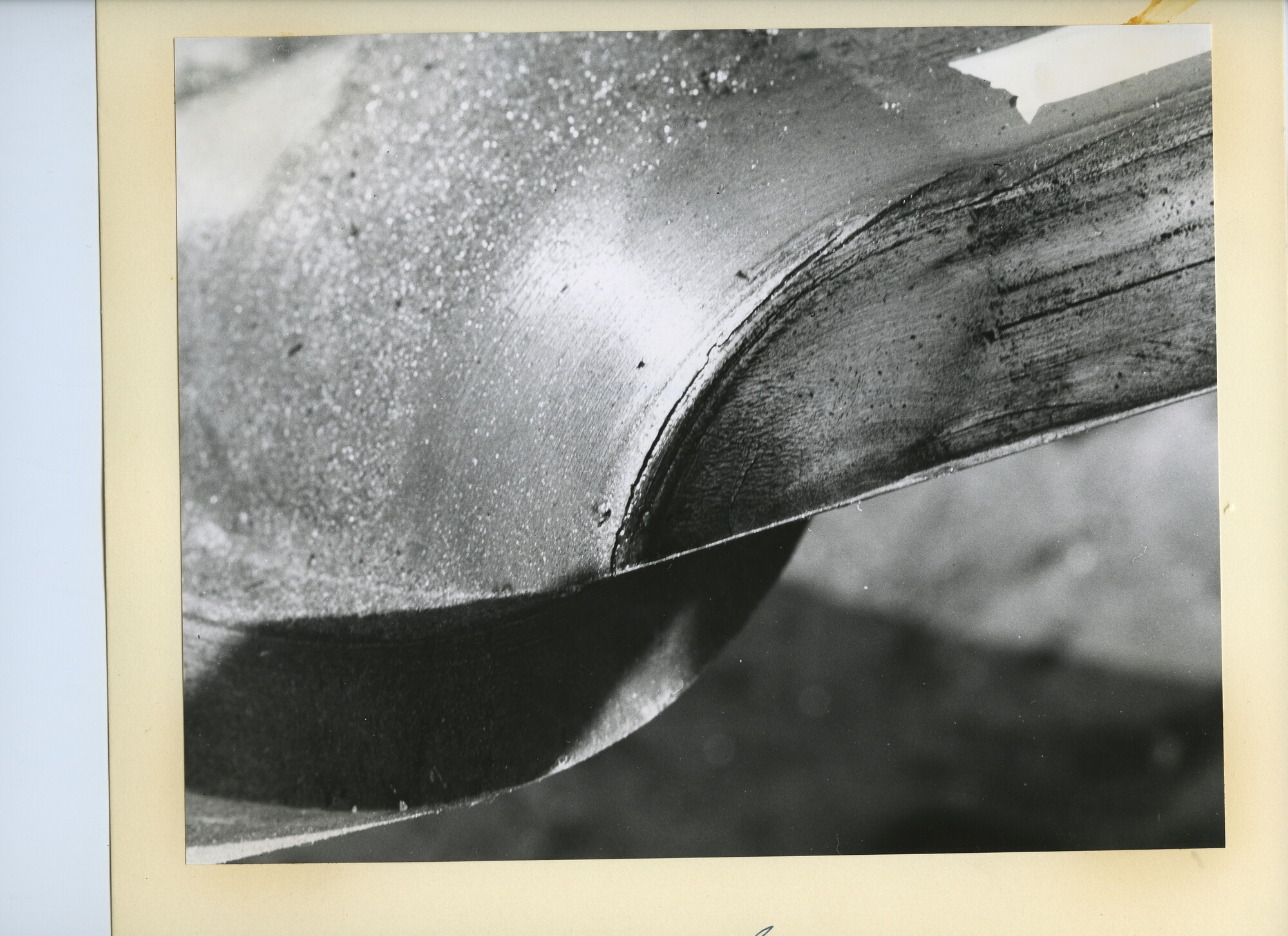 S.5444(3541)1; Detailfoto van een scheur in de schroefas van de Turcoman; foto