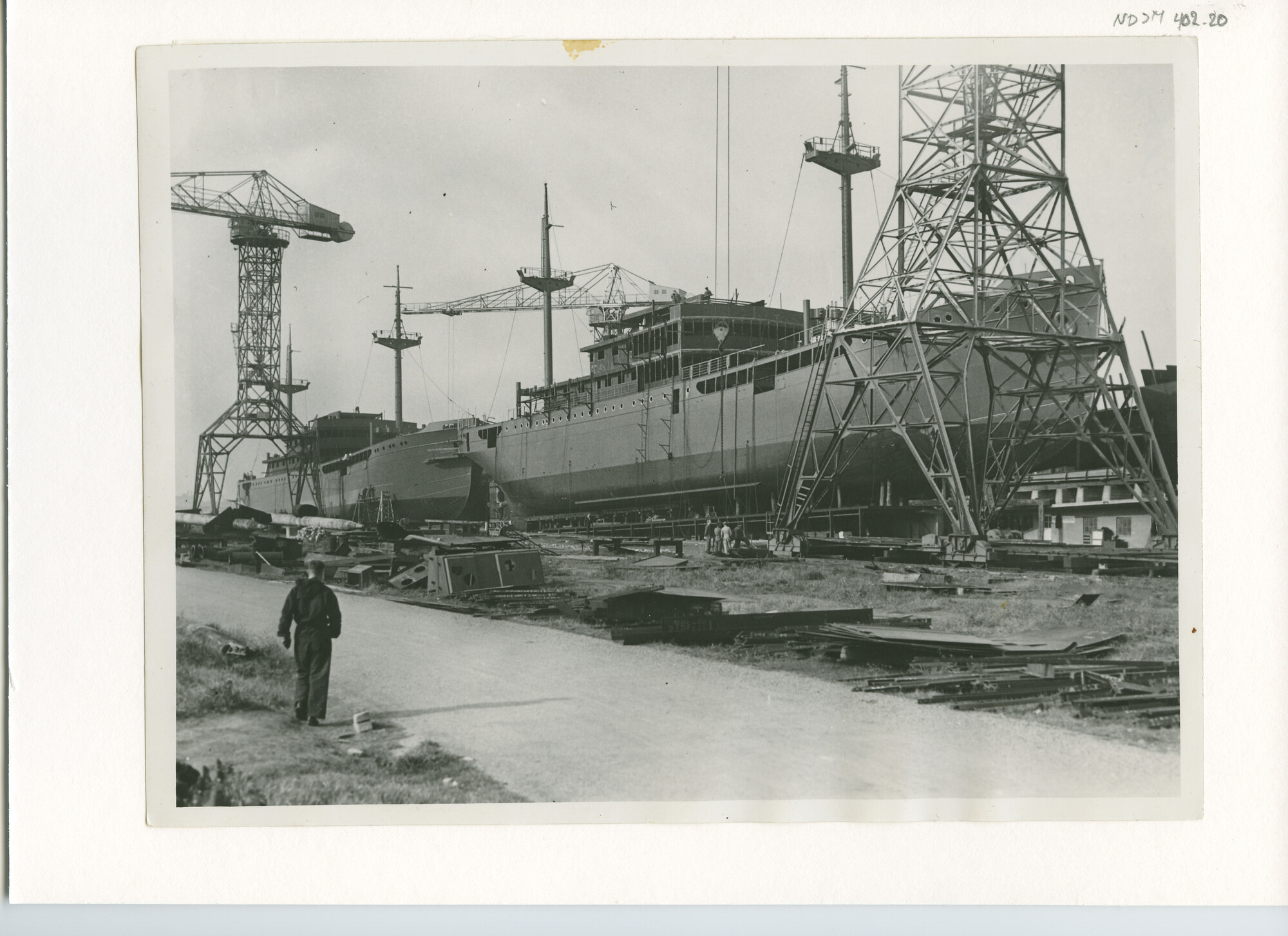 S.5444(1687); Foto van het vracht-passagiersschip ms. Karossa in aanbouw bij de NDSM; foto