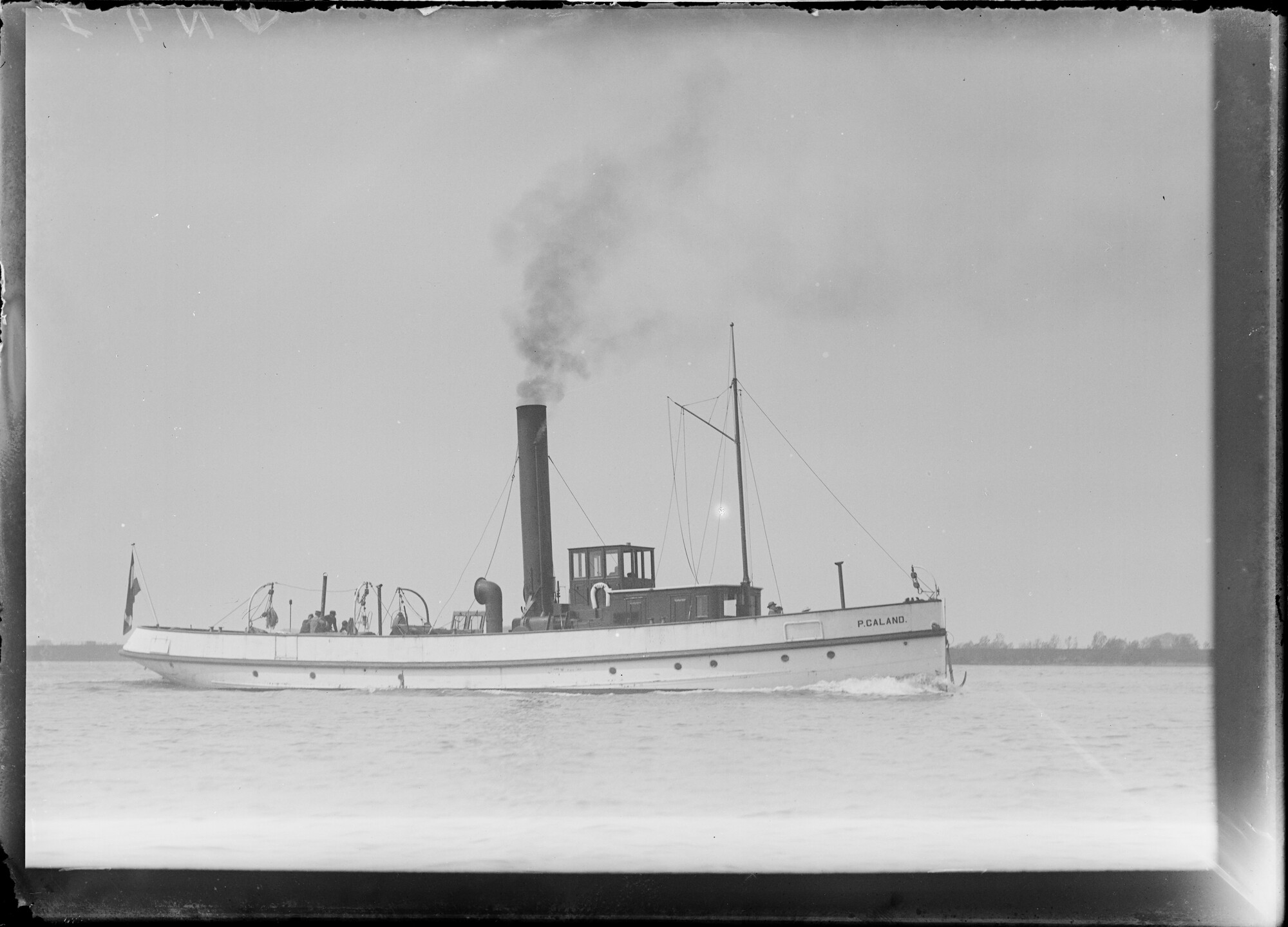 2018.1489; Glasnegatief van de sleepboot/directievaartuig P. Caland; glasnegatief
