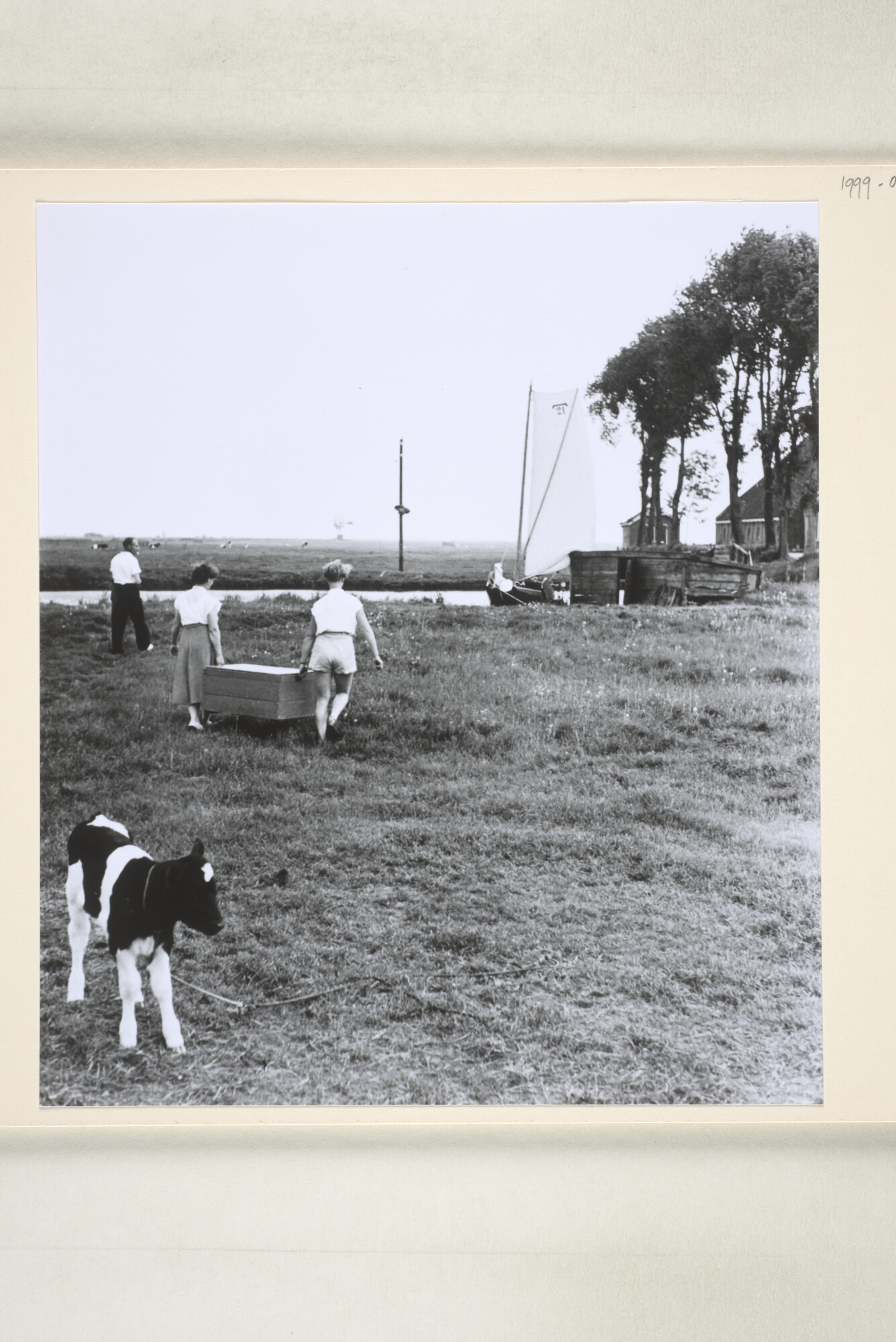1999.0085; Een dagje varen op het Sneekermeer met de Friese zeilschouw 'Markol', gebouwd in 1926 door Jan Douma te Oppenhuizen voor Frank en Lammert Atsma; fotoreportage