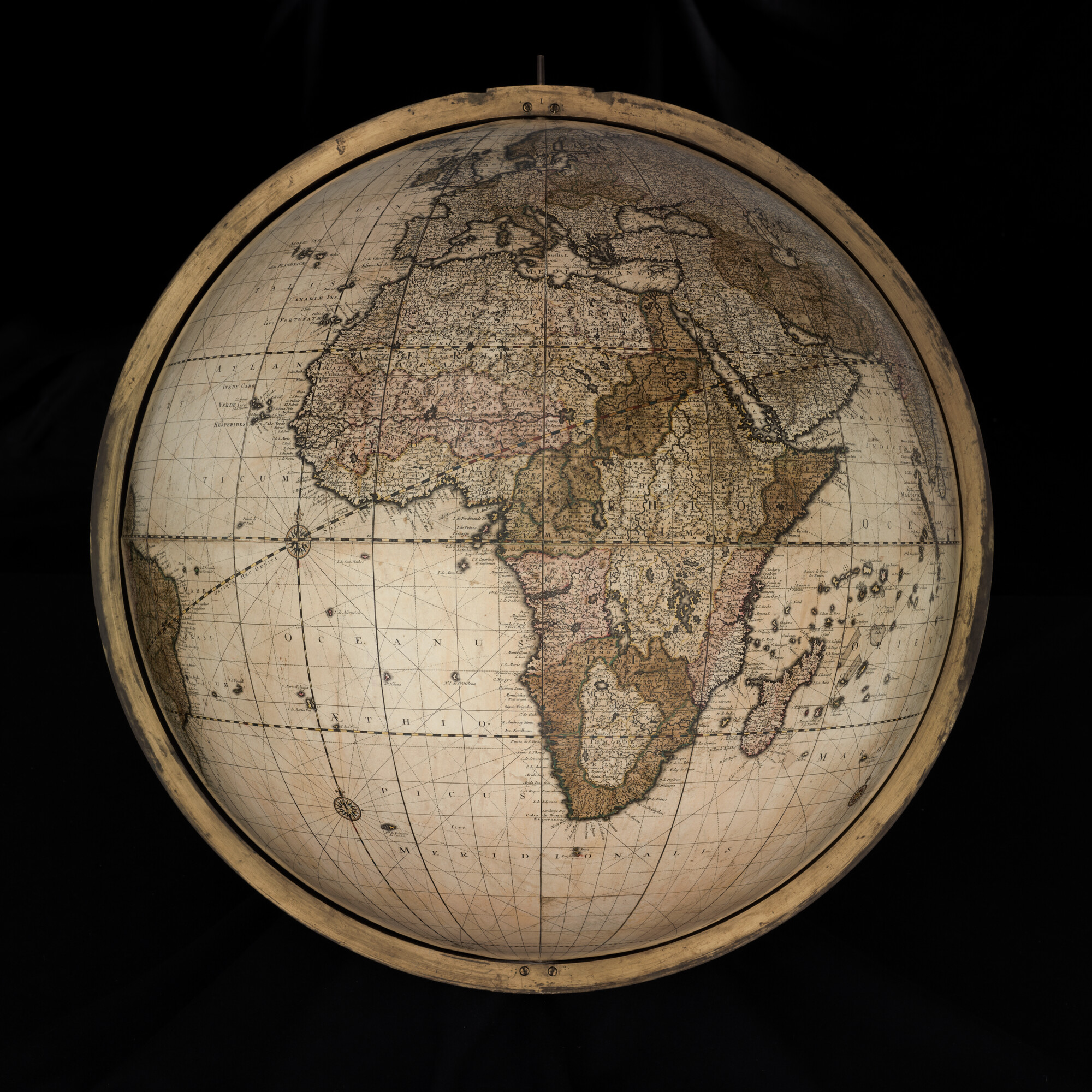 S.1766(01); Aardglobe van 62 cm. in doorsnede door Gerard en Leonard Valk, 1745; globe