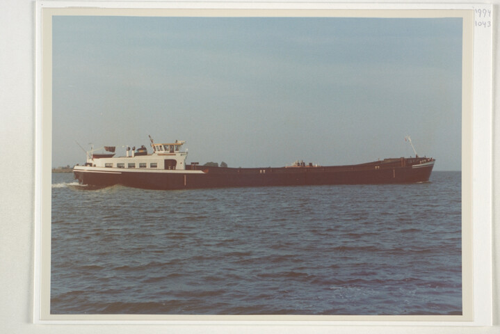 1994.1043; Foto's van de bouw bij Scheepswerf Van Goor Monnickendam van de coaster ms. 'Lenie', van de 'Pergo' en van de hopper-zuiger 'Reimerswaal'; fotoalbum