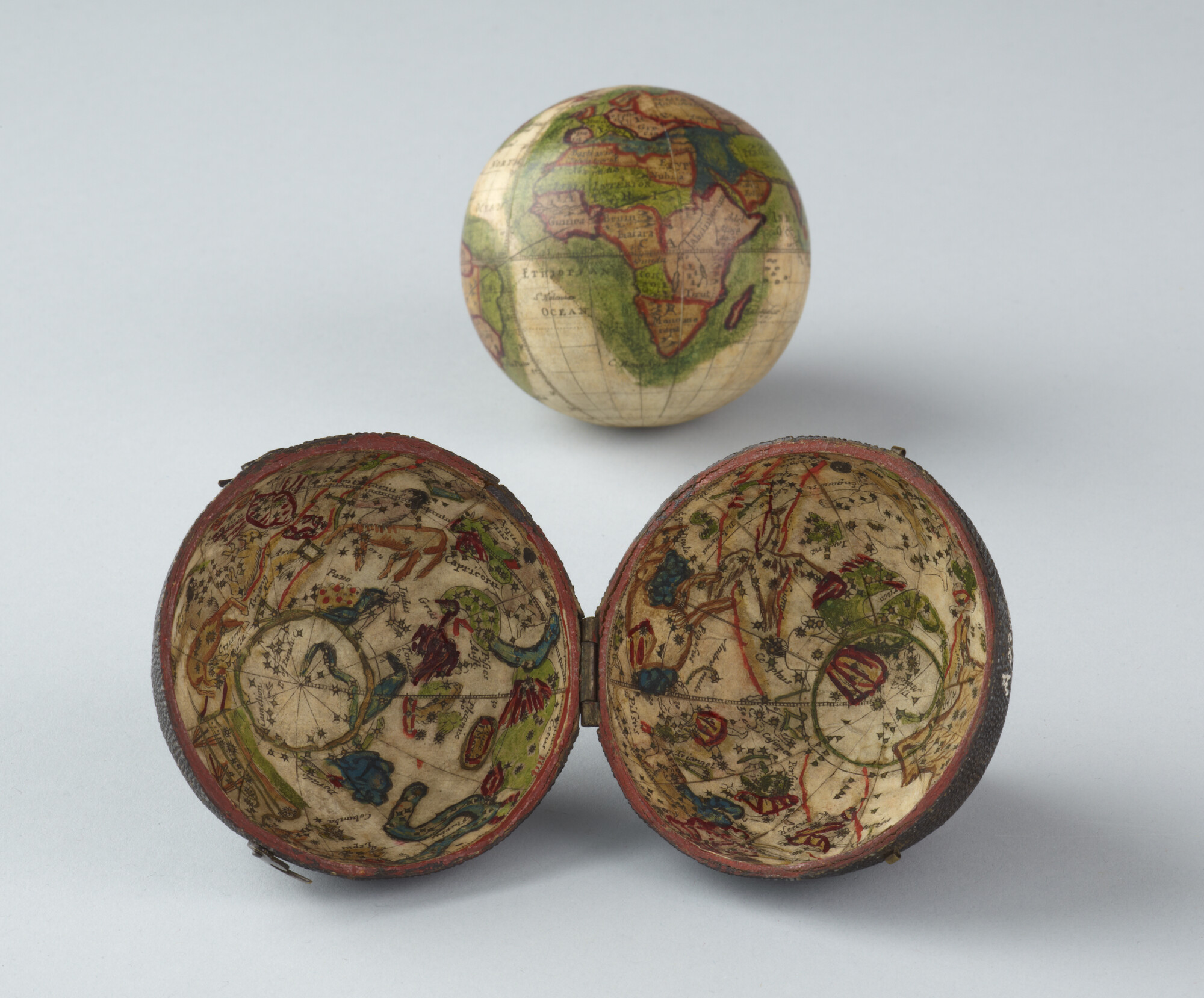 A.3299; Zakglobe van 6,75 cm, in foudraal, door Joseph Moxon, circa 1670; globe