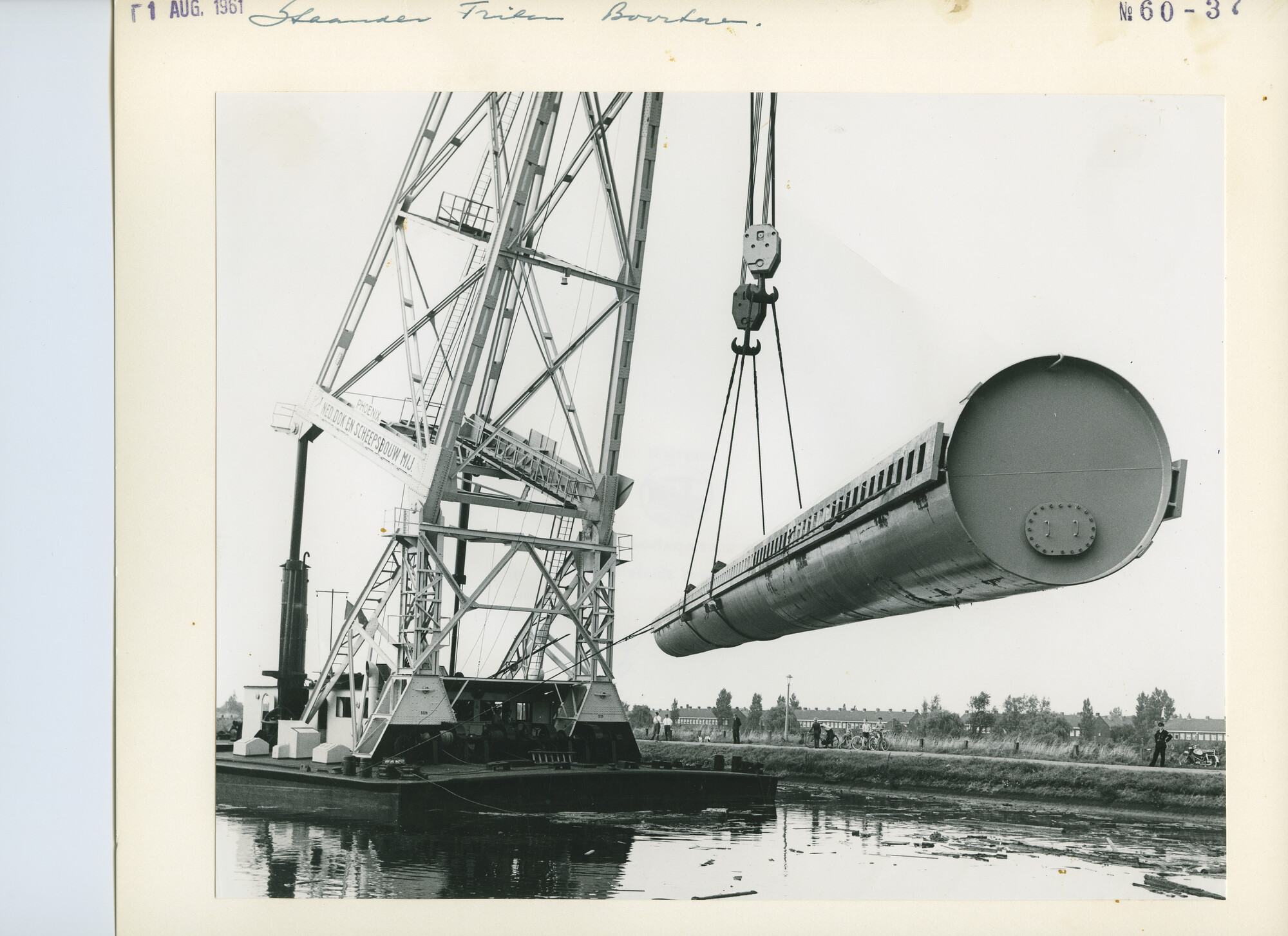 S.5444(3749)10; Foto van het transport van een poot voor het booreiland Triton uit de [...]; foto