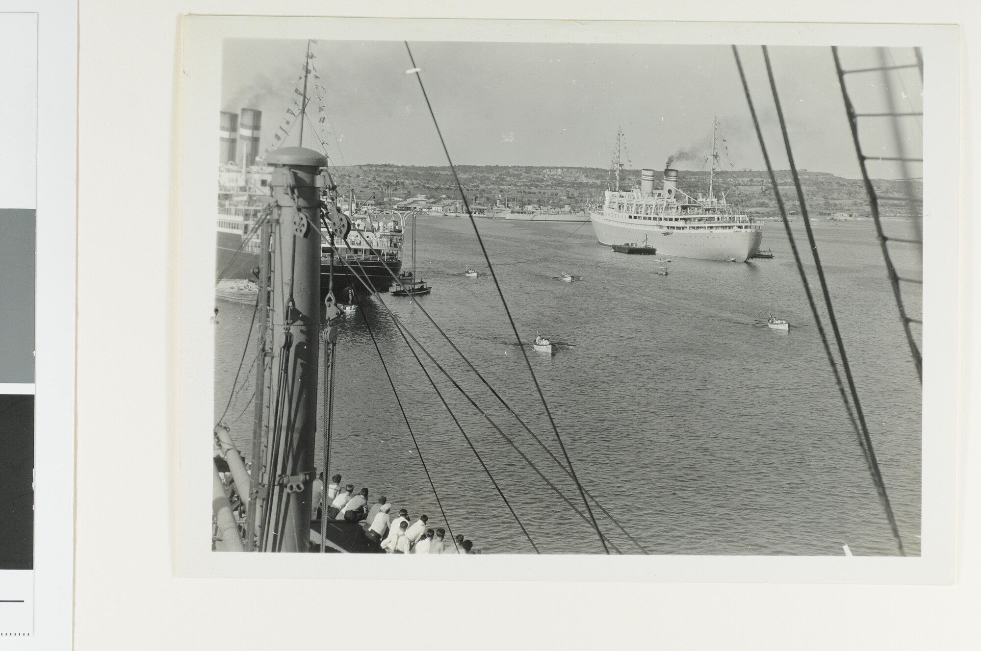 S.5647(150)05; Reproductiefoto van roeiwedstrijden met sloepen van ss. Rotterdam, Statendam en Oslofjord; foto