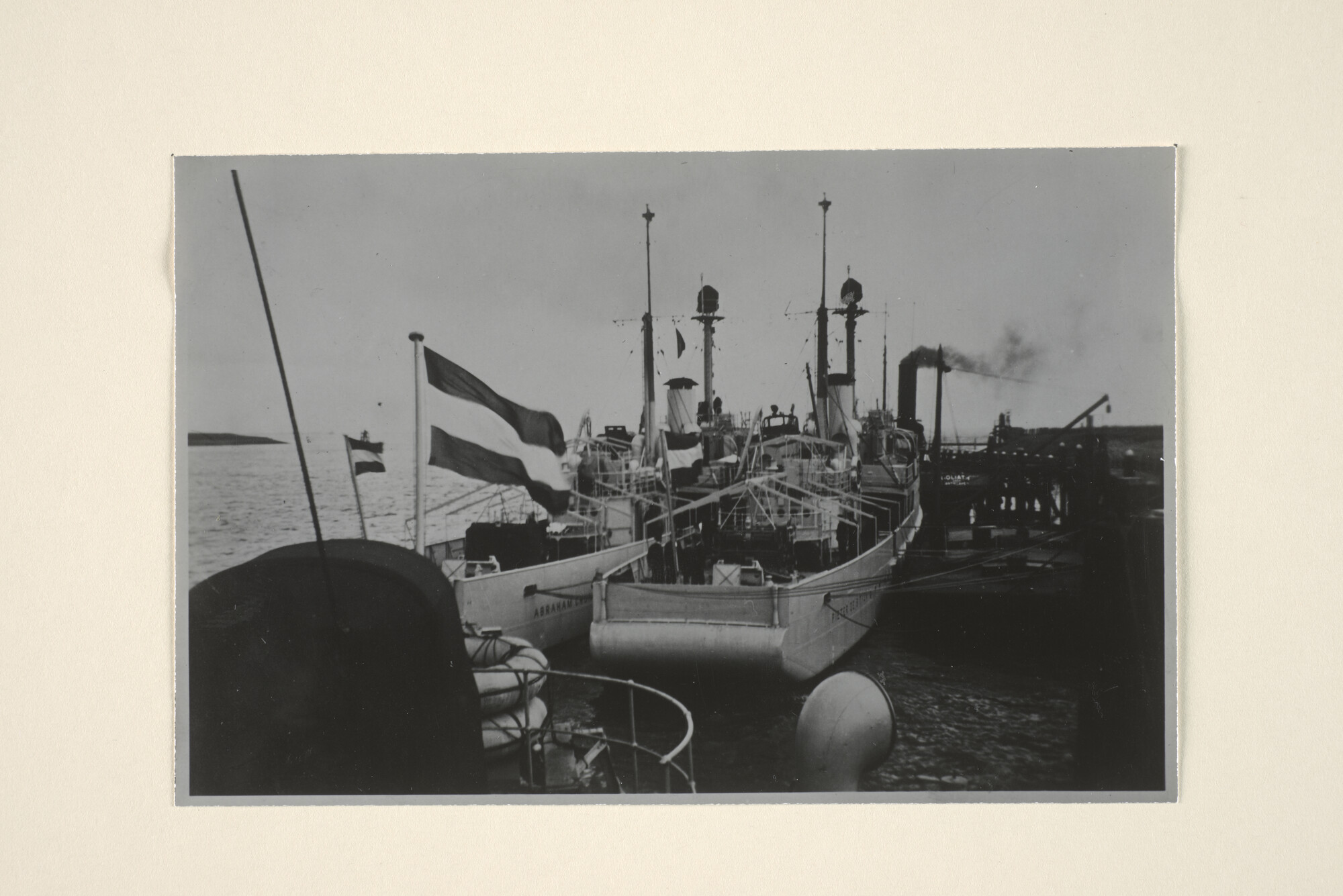 1994.6897; De mijnenvegers Hr.Ms. Abraham Crijnsen en Pieter de Bitter naast elkaar afgemeerd; foto
