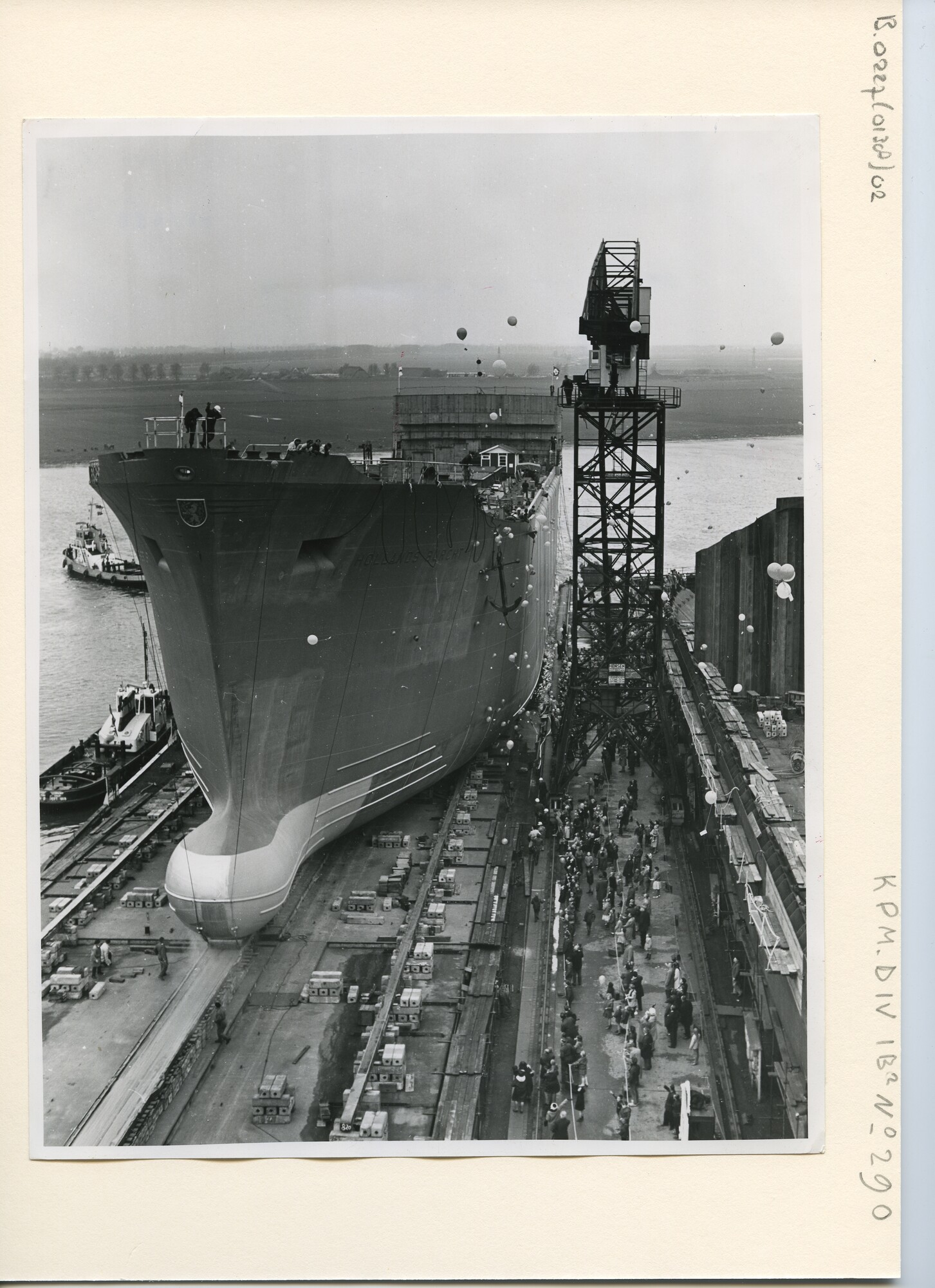 B.0227(0138)02; Foto van de tewaterlating van de bulkcarrier ms. "Hollands Burcht" bij Verolme te Alblasserdam voor de Hollandse Vrachtvaart Maatschappij; foto