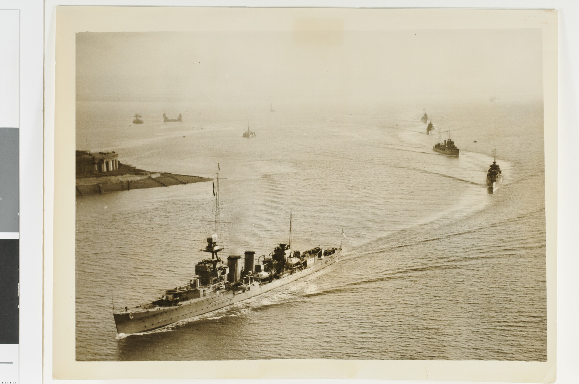 1993.1089; Britse kruiser HMS Caïro vertrekt uit Sheerness met destroyers; foto