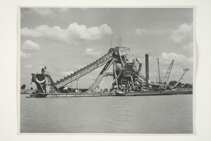 S.5219(12)0564; De emmerbaggermolen 'Oranje Nassau', gebouwd op de ASM-werf voor Swets, Dols & Heuff te Nijmegen (stuurboordaanzicht); fotoreportage